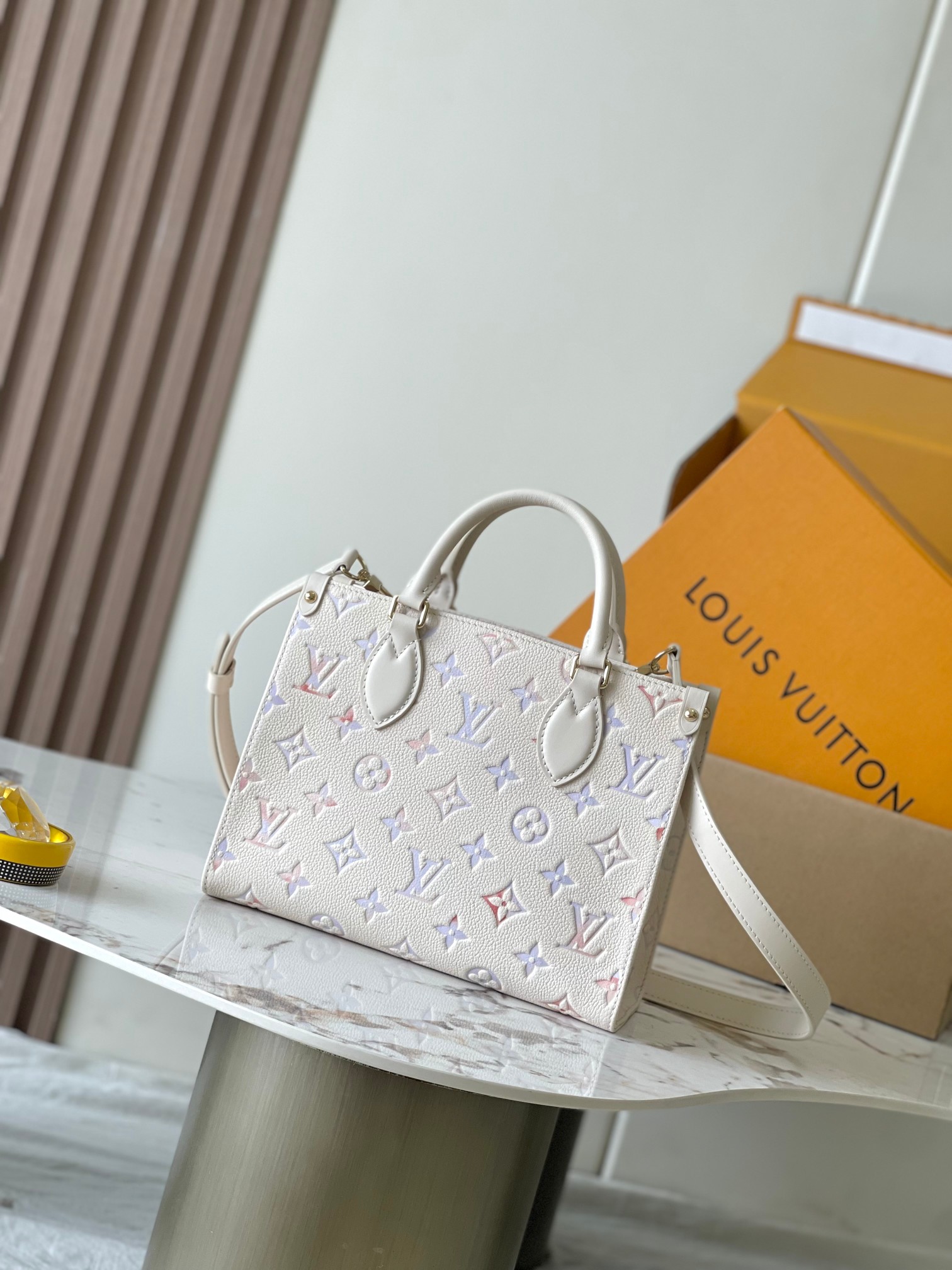 OnTheGo 小号手袋 M25770