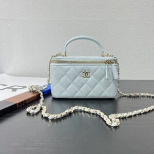 Small diamond-patterned box bag