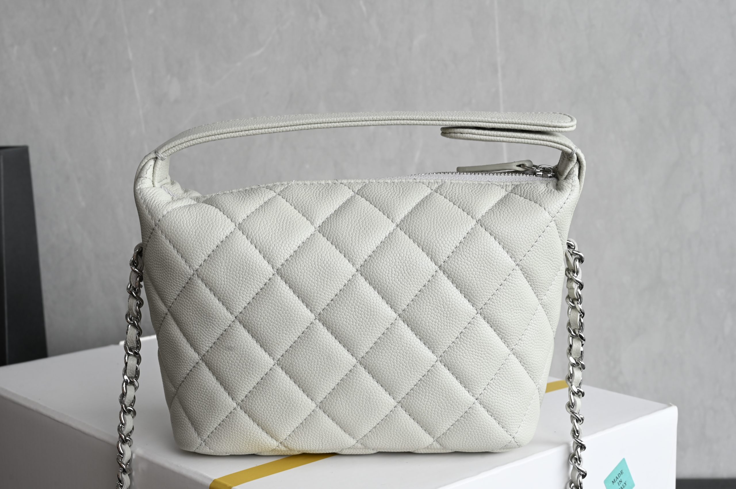 Star-embossed Hobo lunchbox bag - Image 2