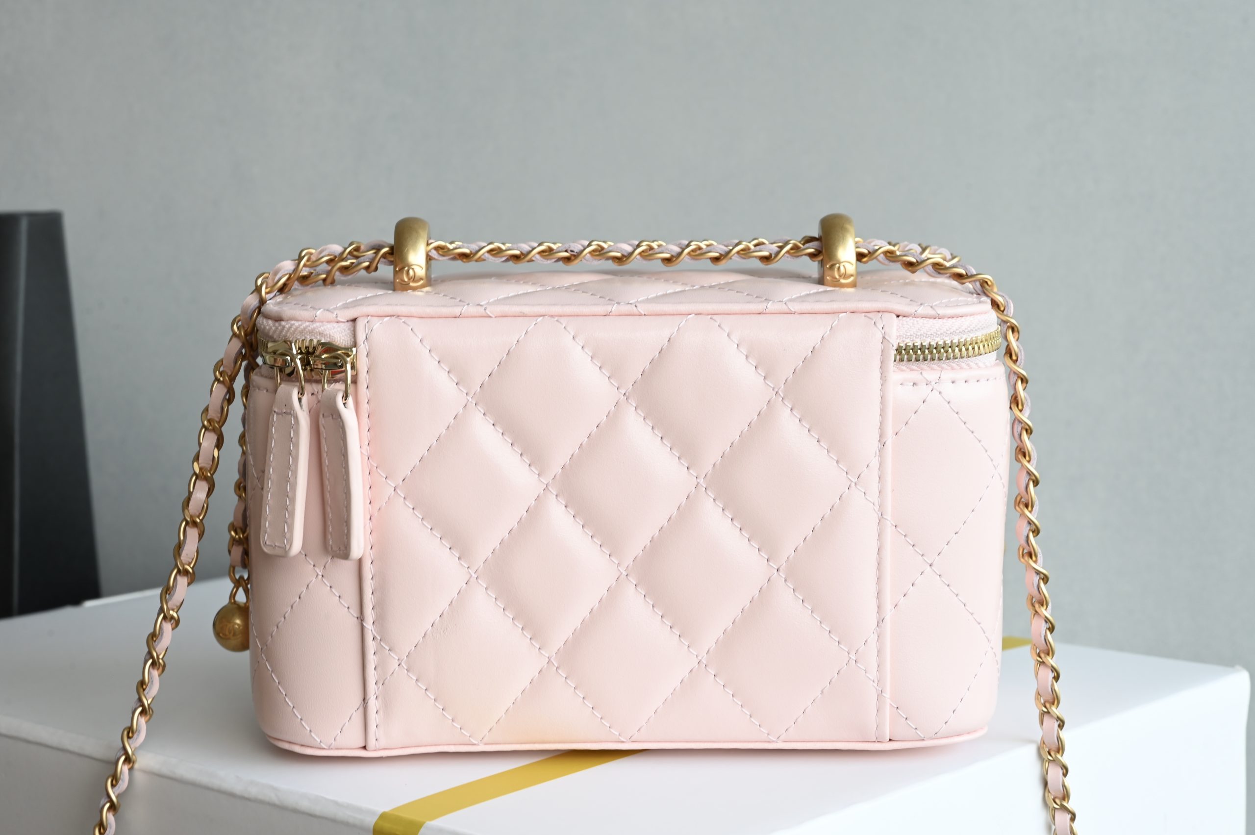 Chanel 25s Pink Brand New Small Gold Ball Double Chain Cosmetic Bag - 이미지 2