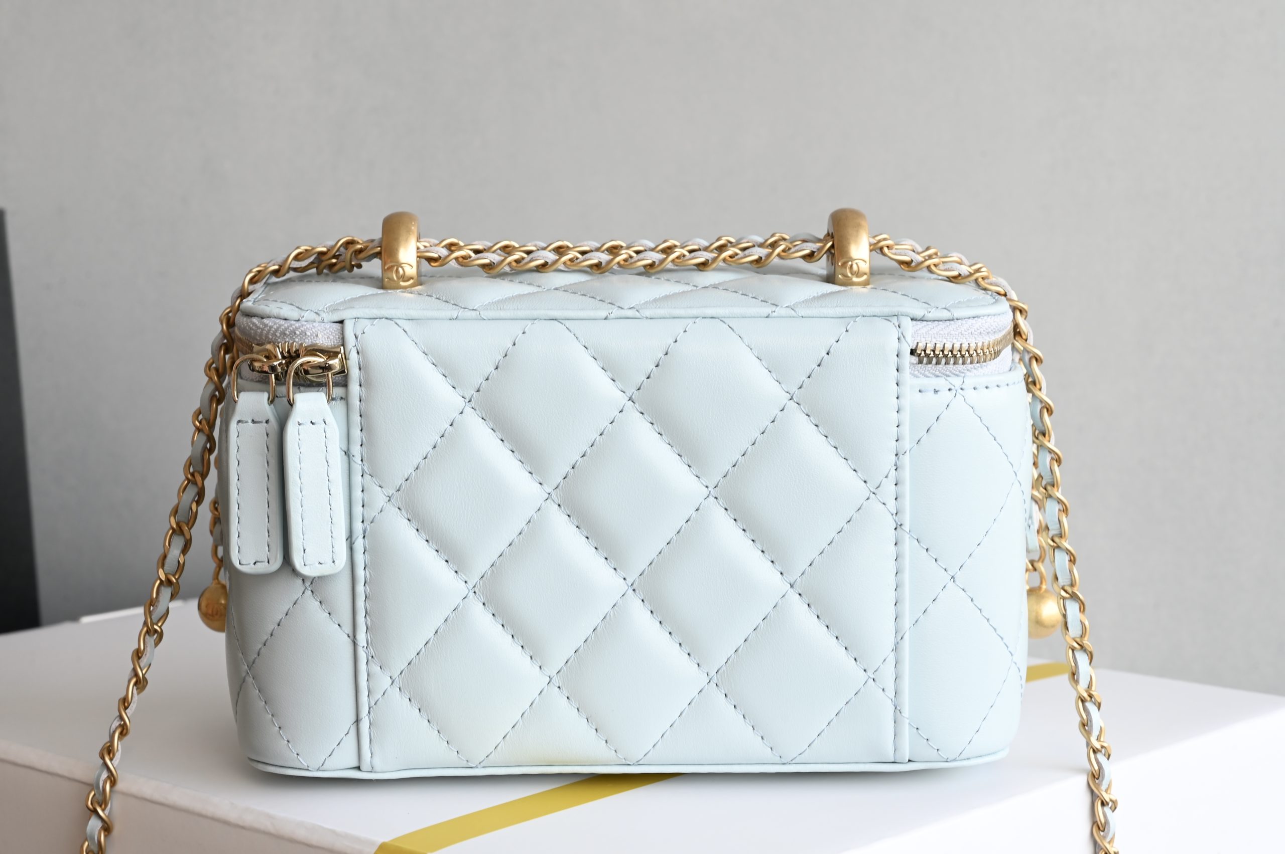 Brand new version of the small gold ball double chain cosmetic bag - Image 3