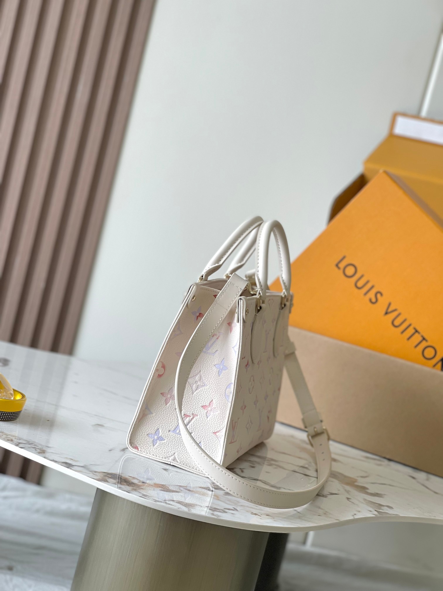 OnTheGo 小号手袋 M25770 - Image 2