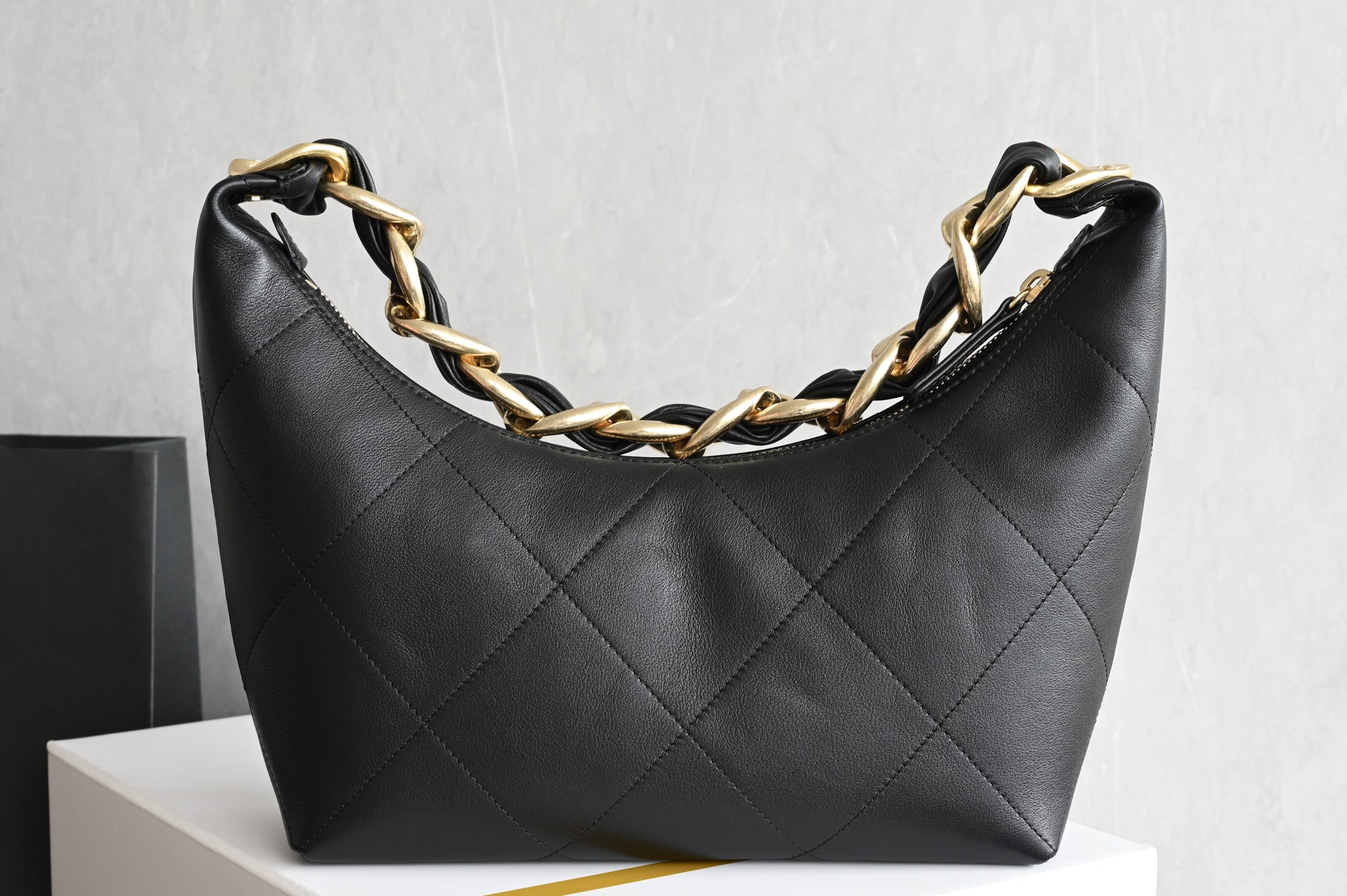 Large Gold Chain Underarm Hobo Bag in Black - 图片 2