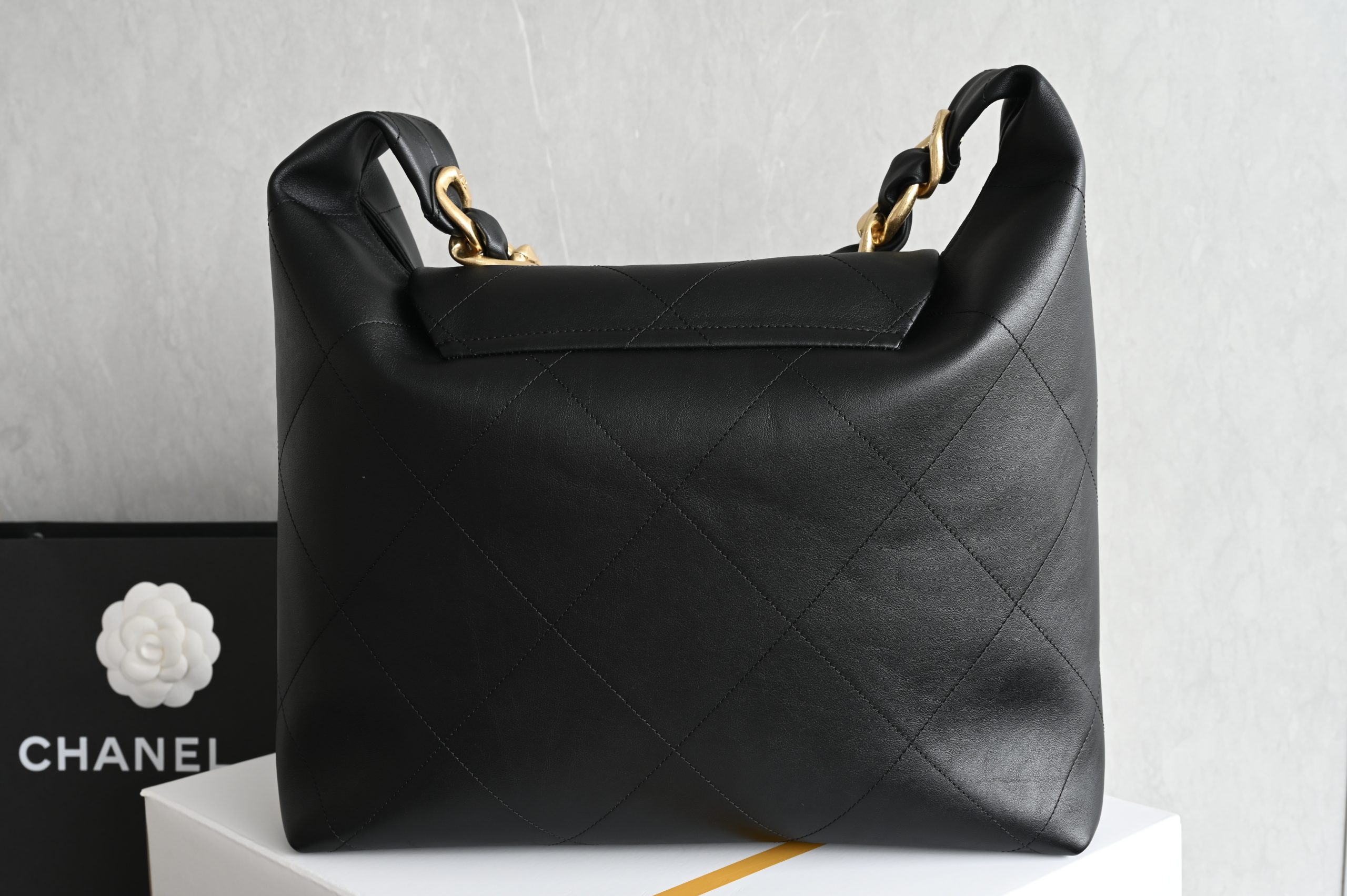 Large gold chain hobo bag, black, medium size - 画像 (2)