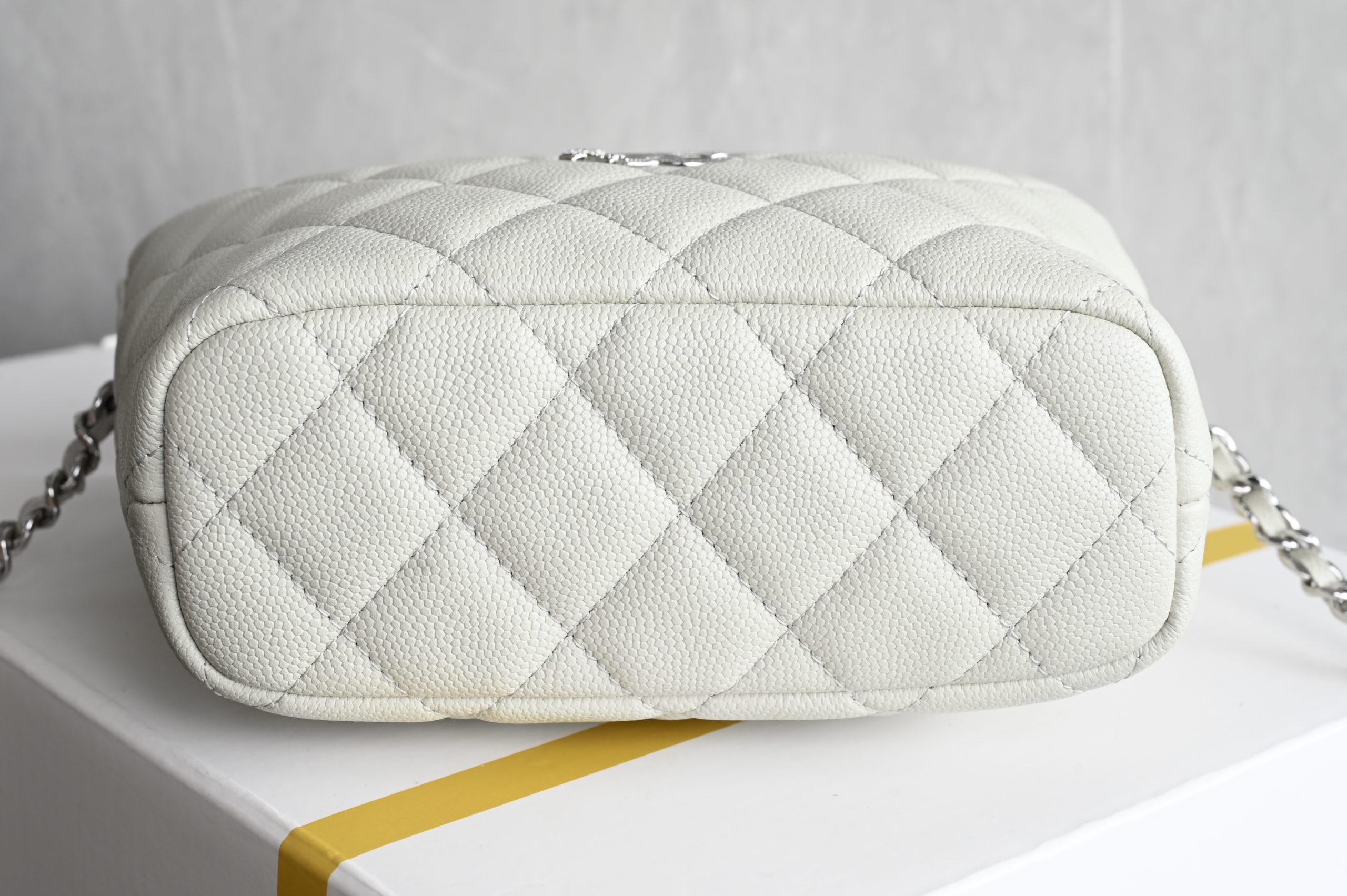 Star-embossed Hobo lunchbox bag - Image 3