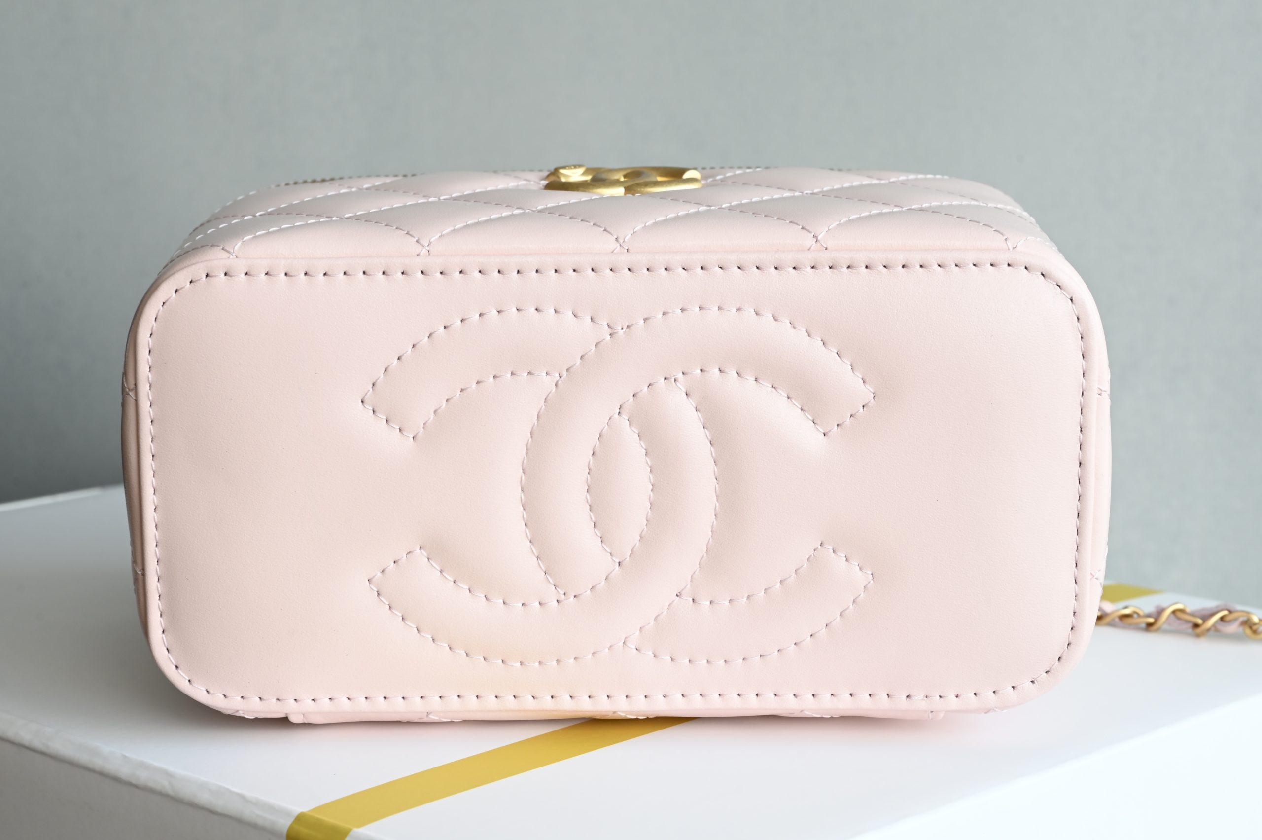Chanel 25s Pink Brand New Small Gold Ball Double Chain Cosmetic Bag - 이미지 3