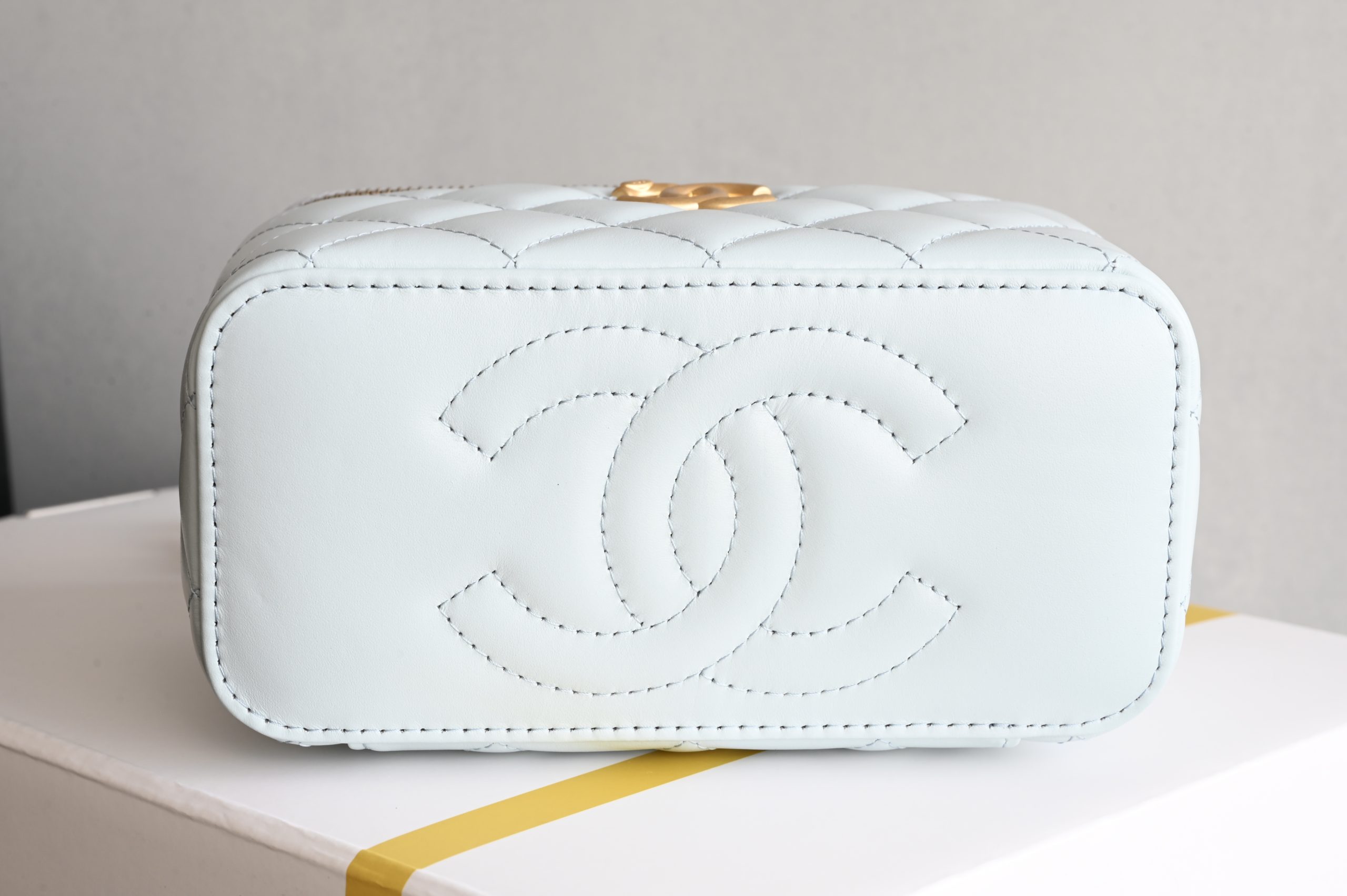 Brand new version of the small gold ball double chain cosmetic bag - Image 4