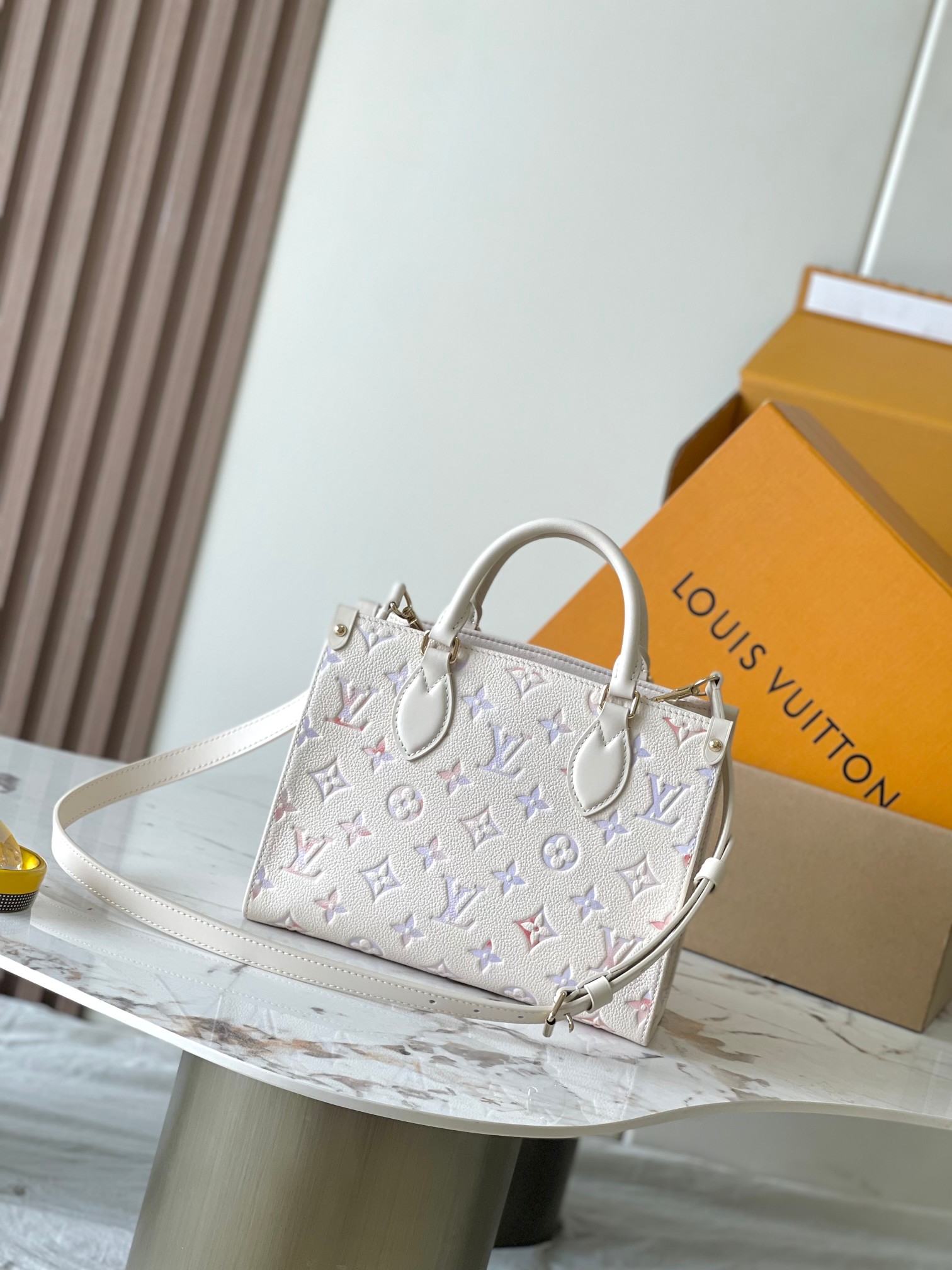 OnTheGo 小号手袋 M25770 - Image 3