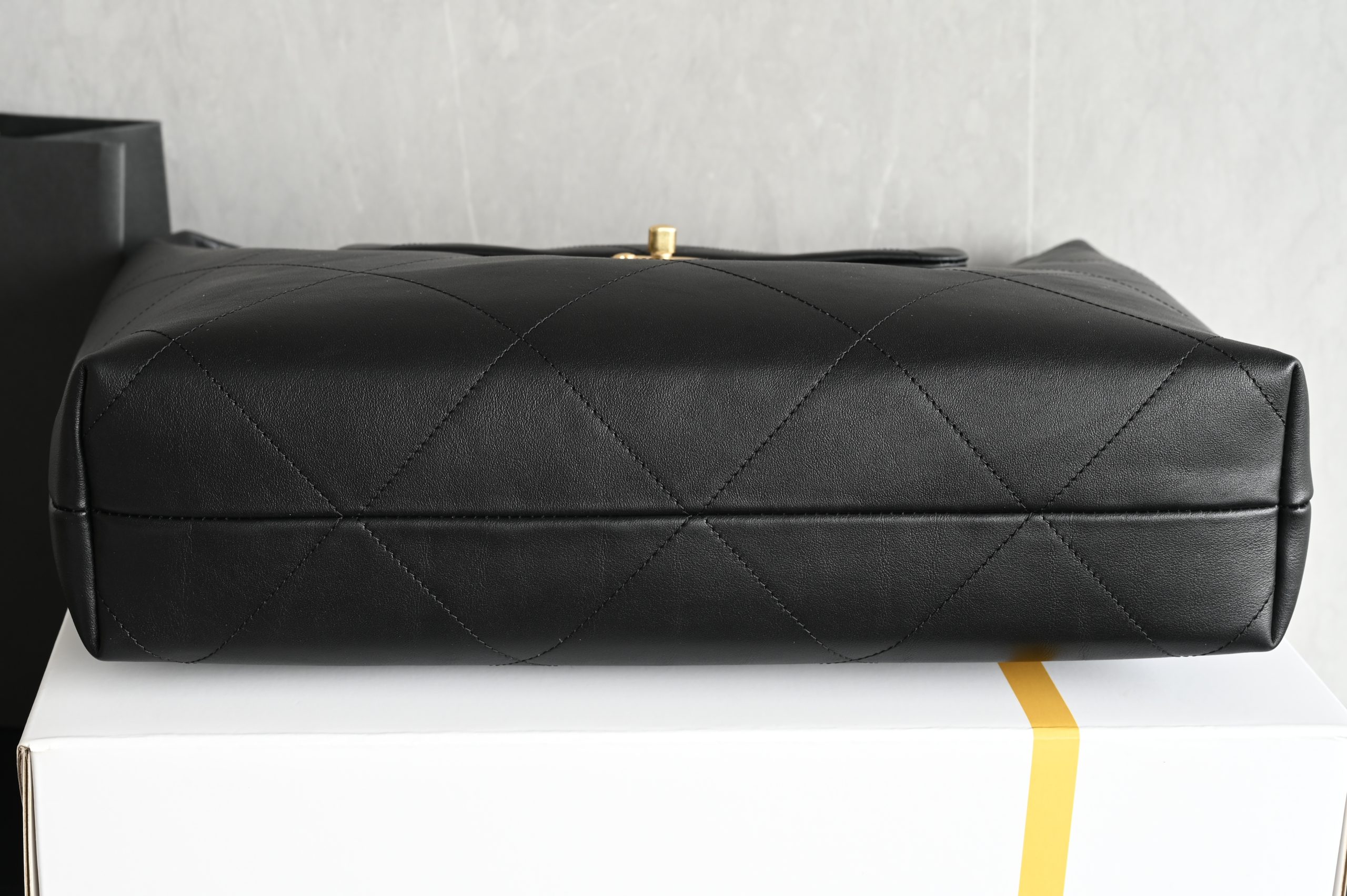 Large gold chain hobo bag, black, medium size - 画像 (3)