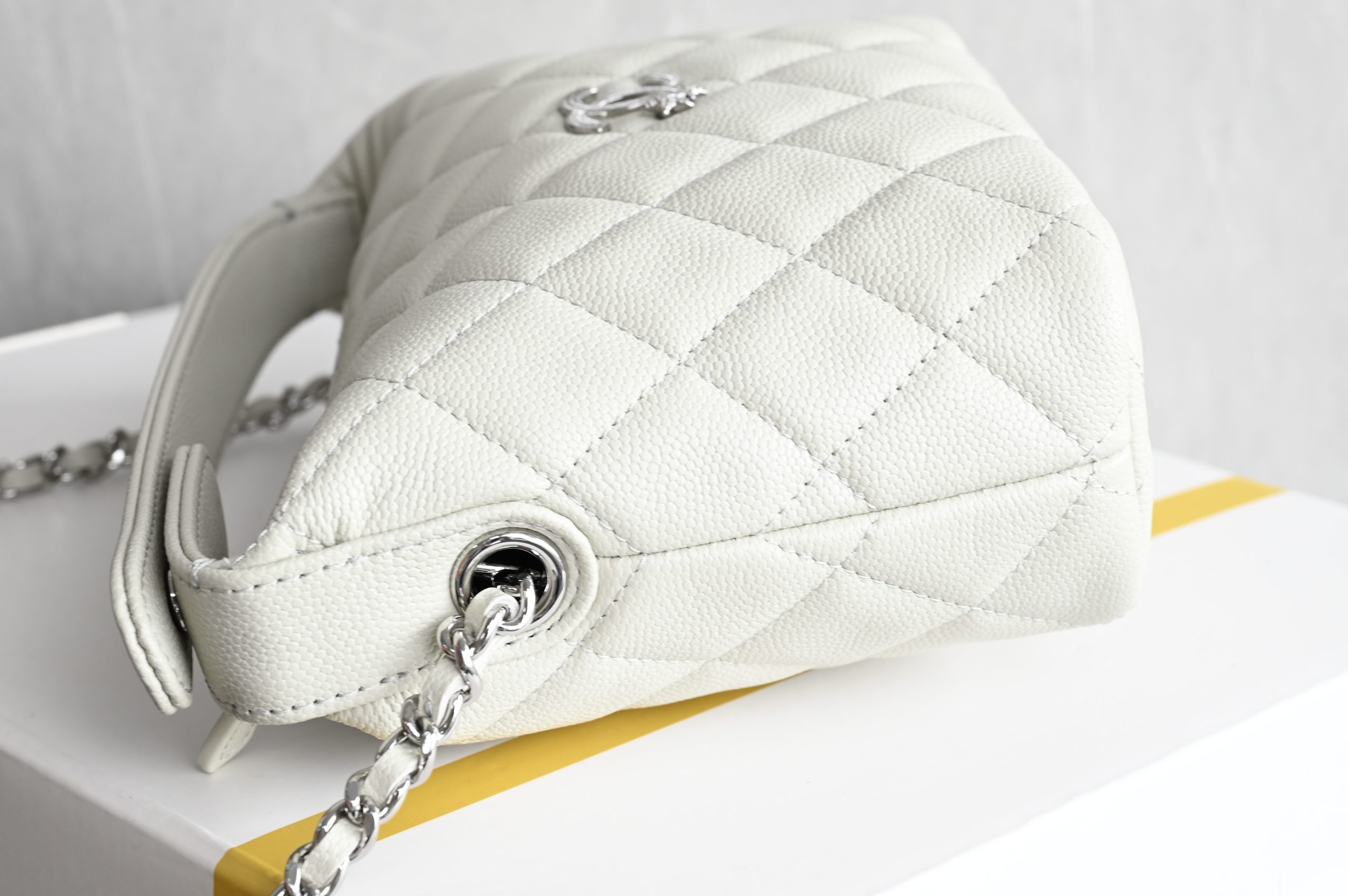 Star-embossed Hobo lunchbox bag - Image 4