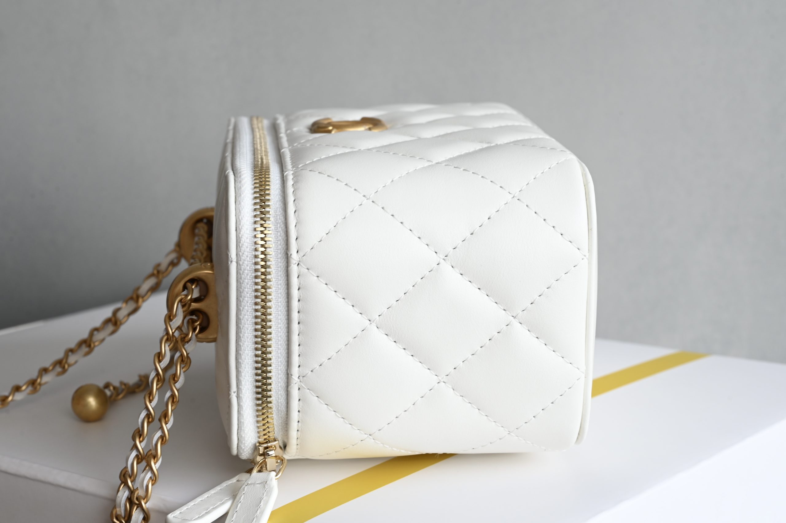 Brand new version small gold ball double chain cosmetic bag - Image 4