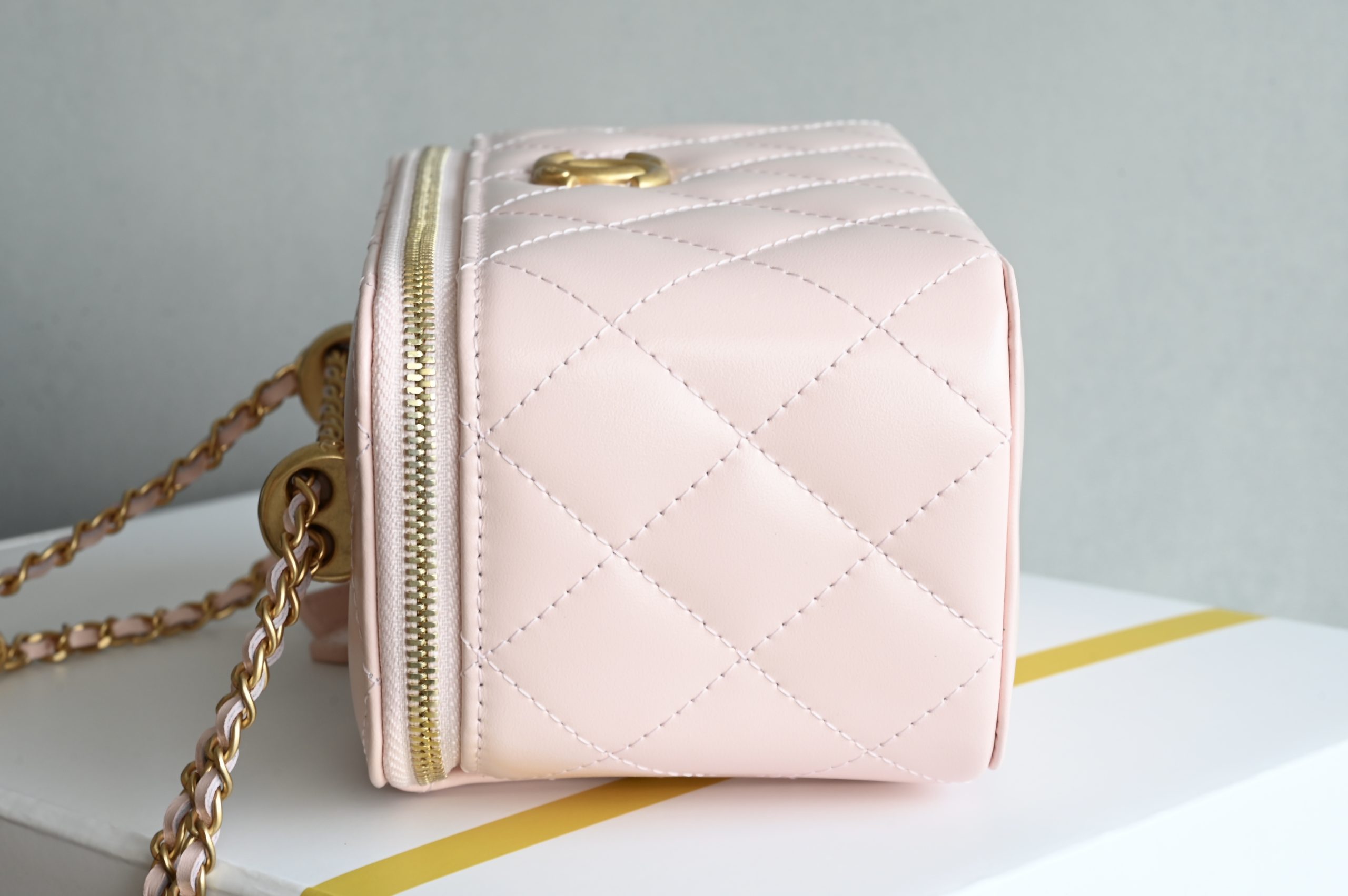 Chanel 25s Pink Brand New Small Gold Ball Double Chain Cosmetic Bag - 이미지 4