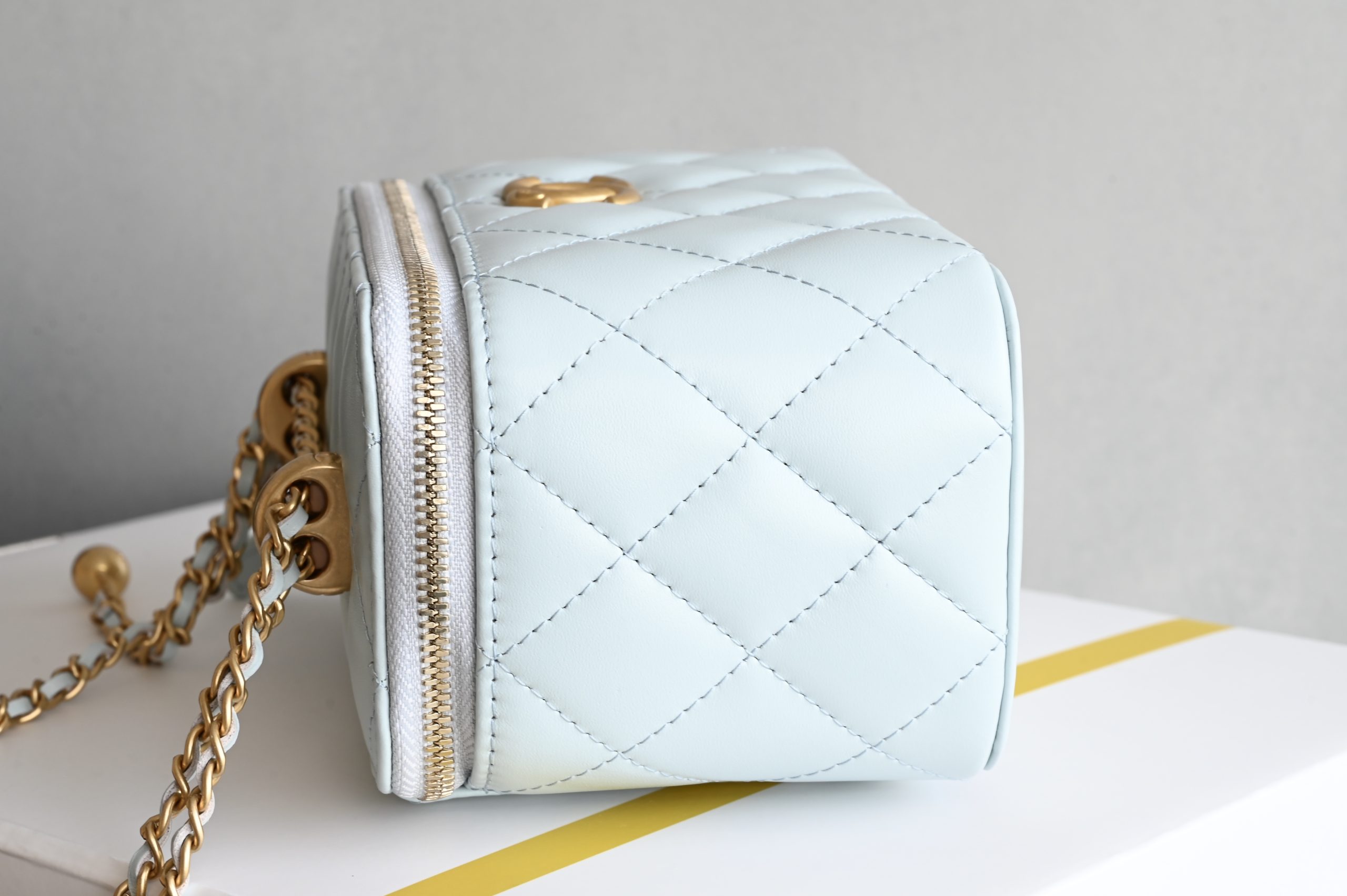 Brand new version of the small gold ball double chain cosmetic bag - Image 5