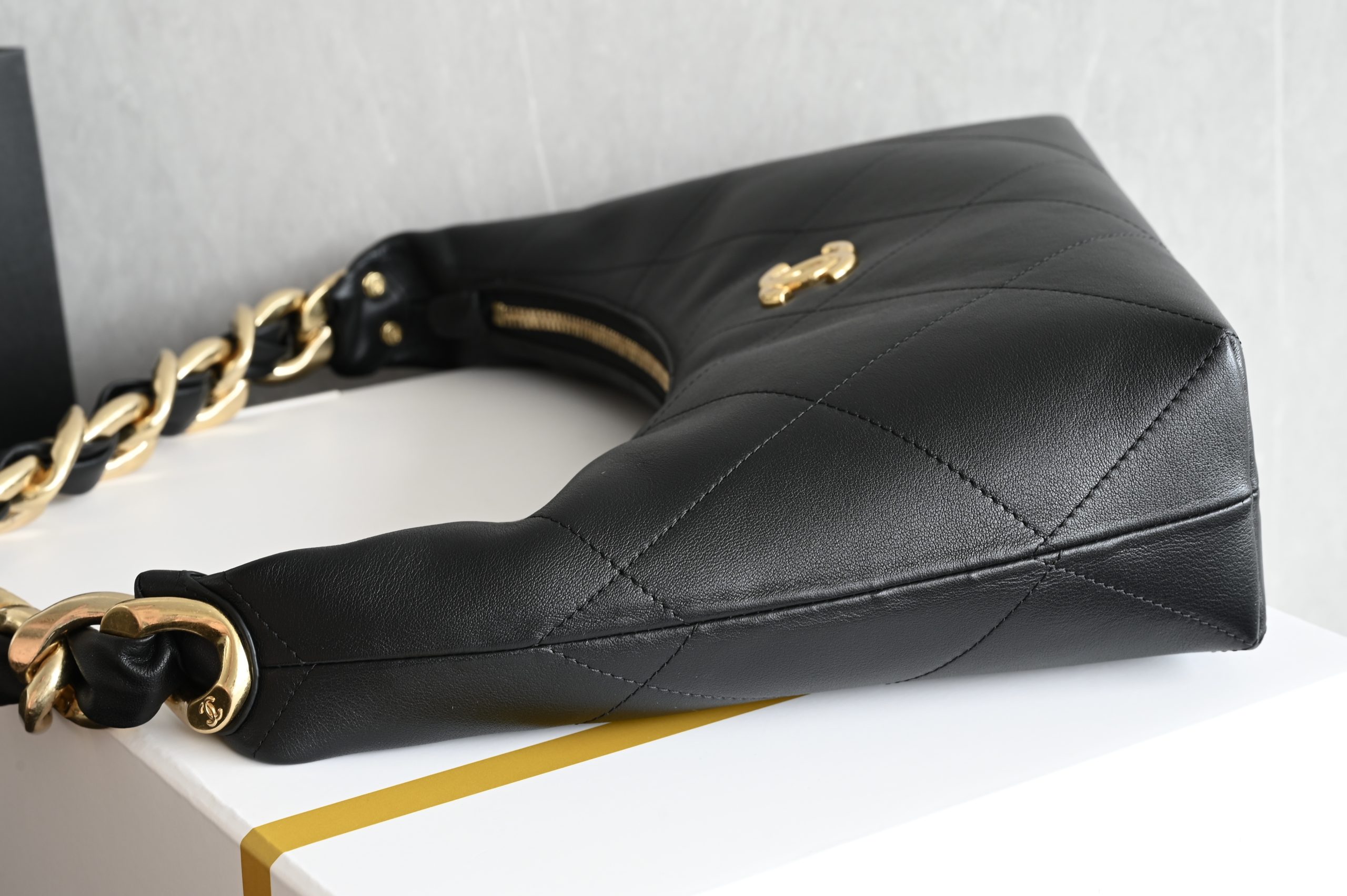 Large Gold Chain Underarm Hobo Bag in Black - 图片 4