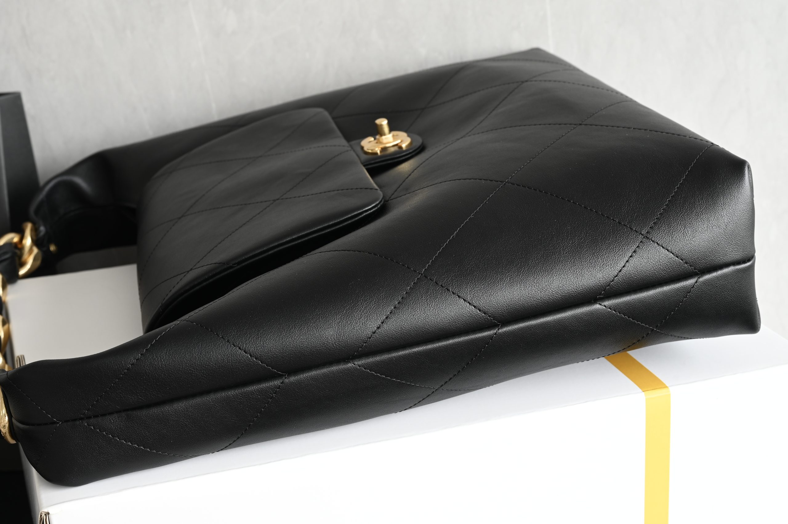 Large gold chain hobo bag, black, medium size - 画像 (4)