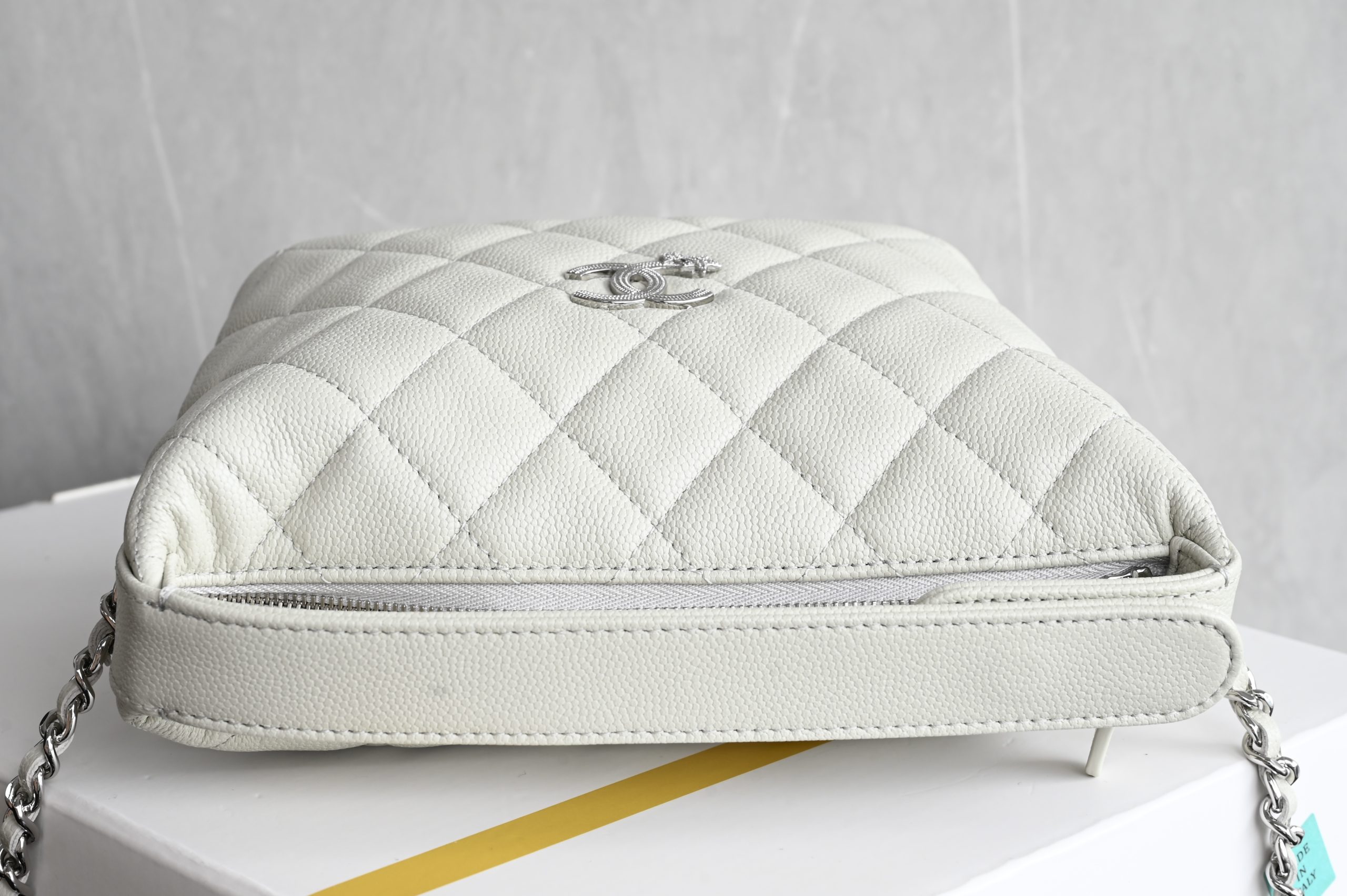 Star-embossed Hobo lunchbox bag - Image 5