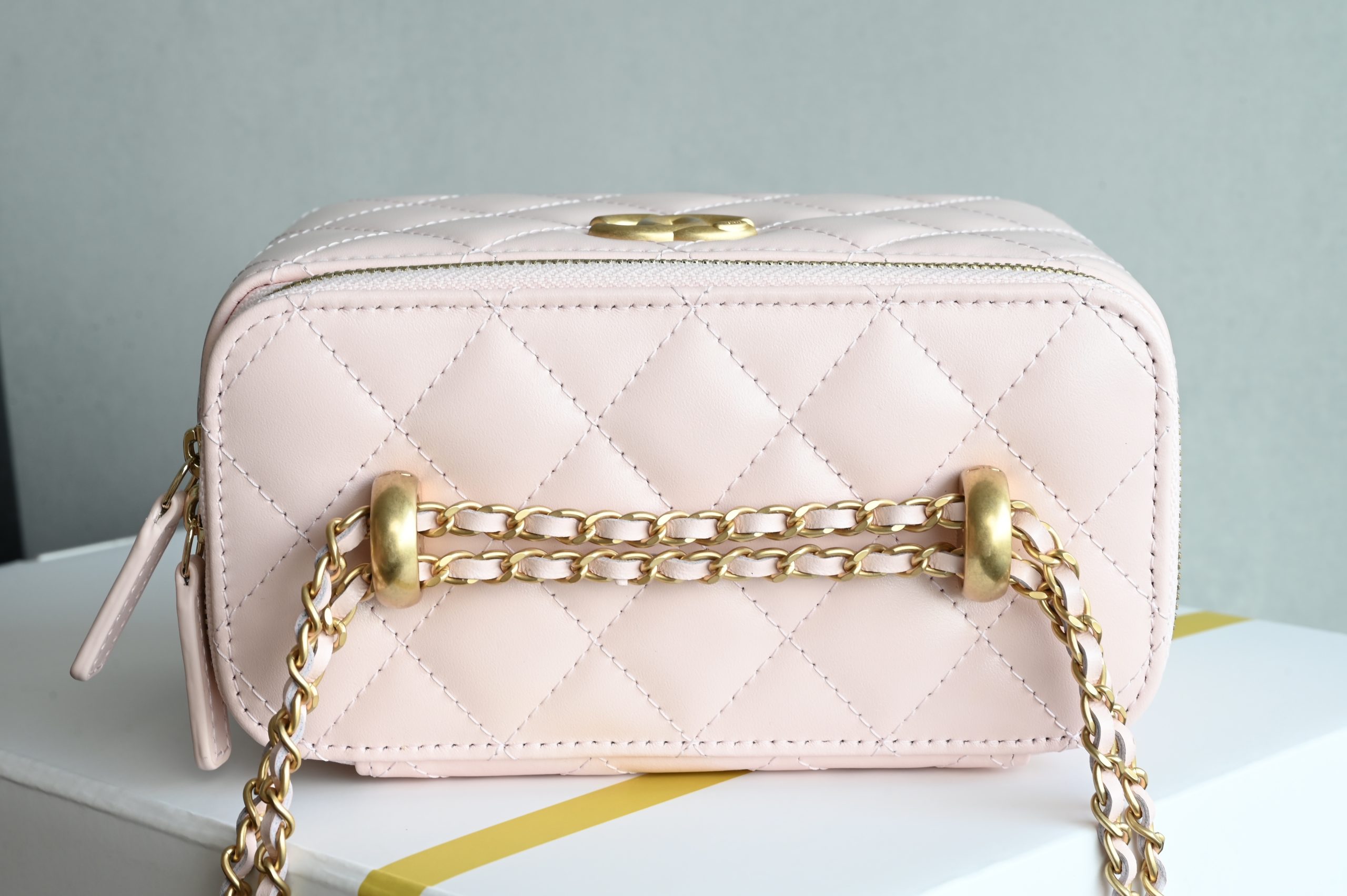 Chanel 25s Pink Brand New Small Gold Ball Double Chain Cosmetic Bag - 이미지 5