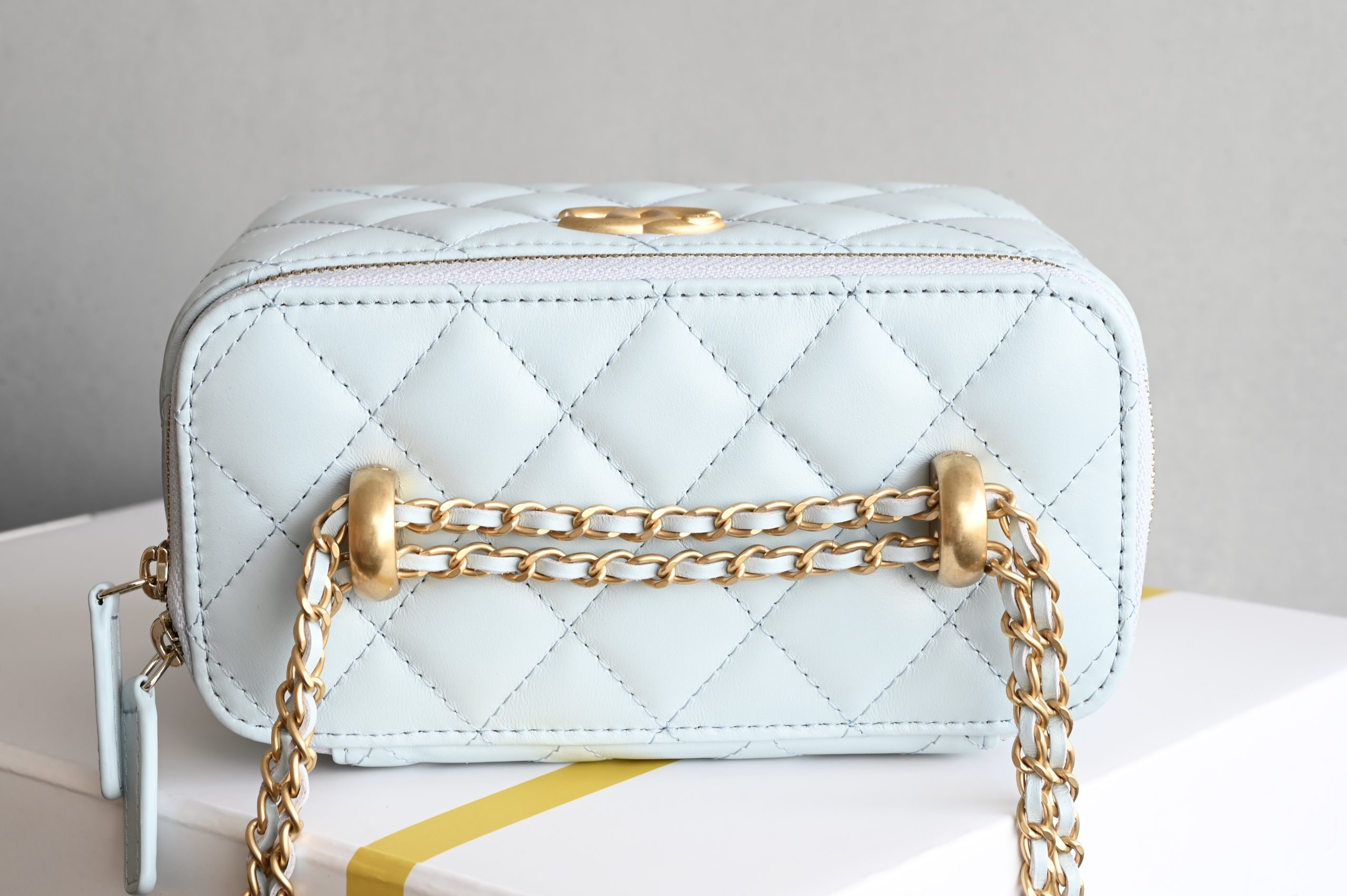 Brand new version of the small gold ball double chain cosmetic bag - Image 6