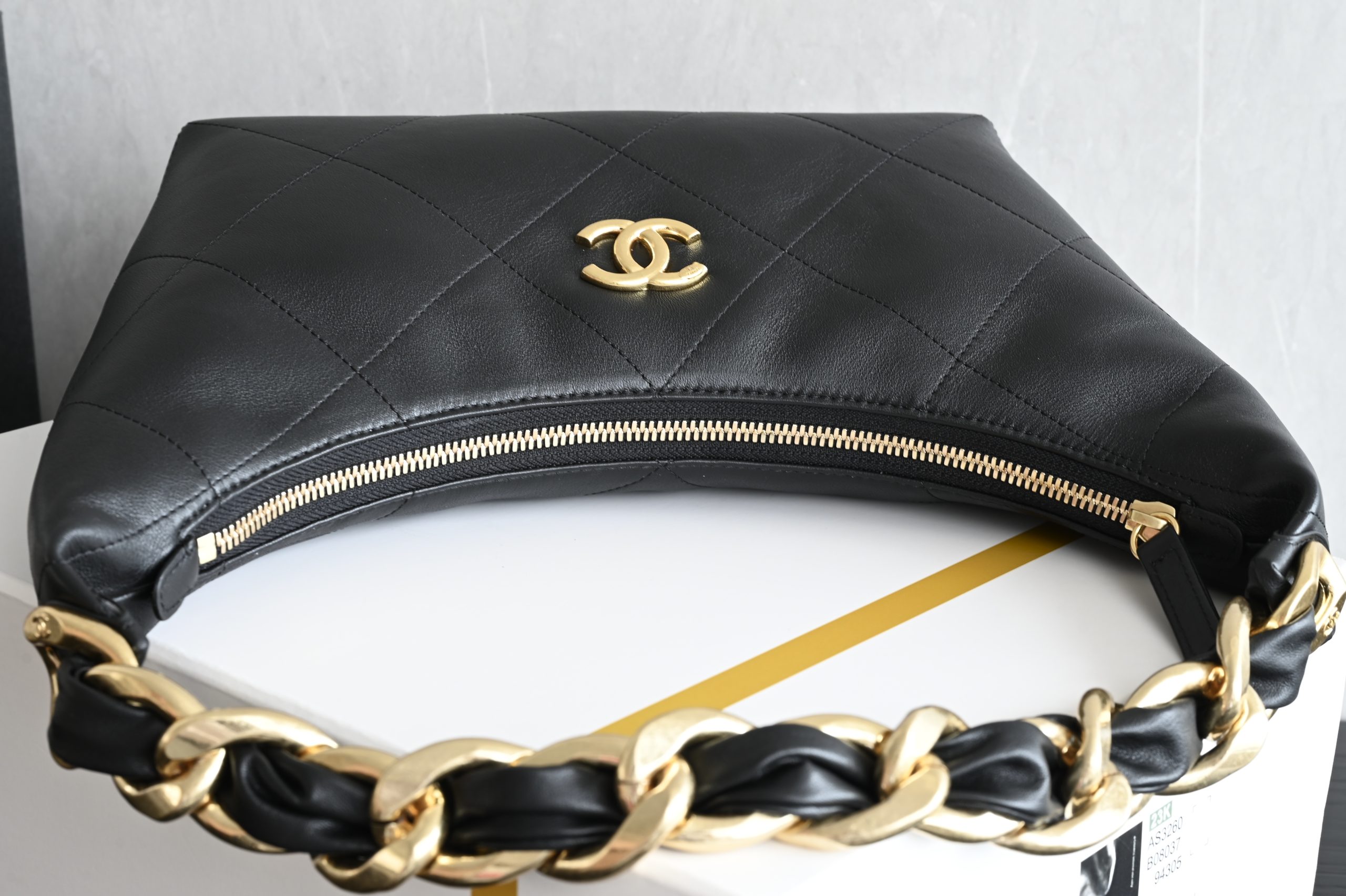 Large Gold Chain Underarm Hobo Bag in Black - 图片 5