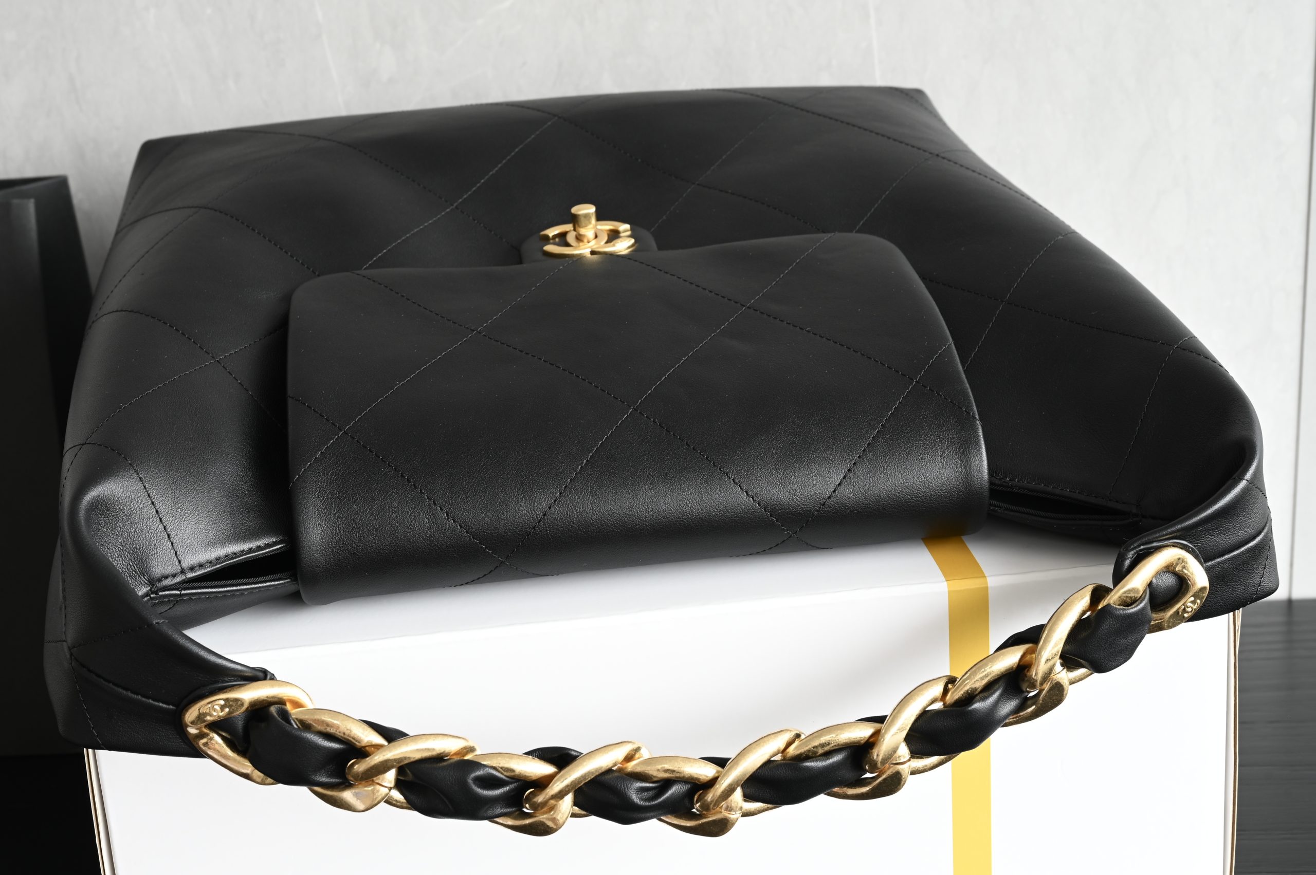 Large gold chain hobo bag, black, medium size - 画像 (5)