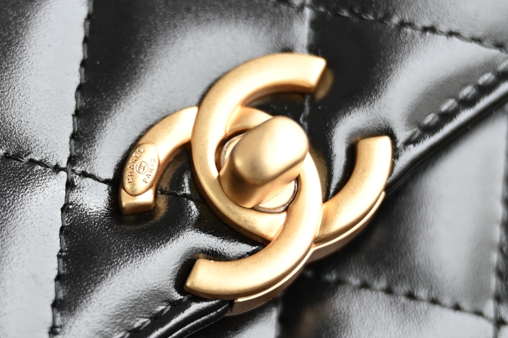 The brand new version of the small gold ball double chain WOC is back with a bang! - 이미지 6