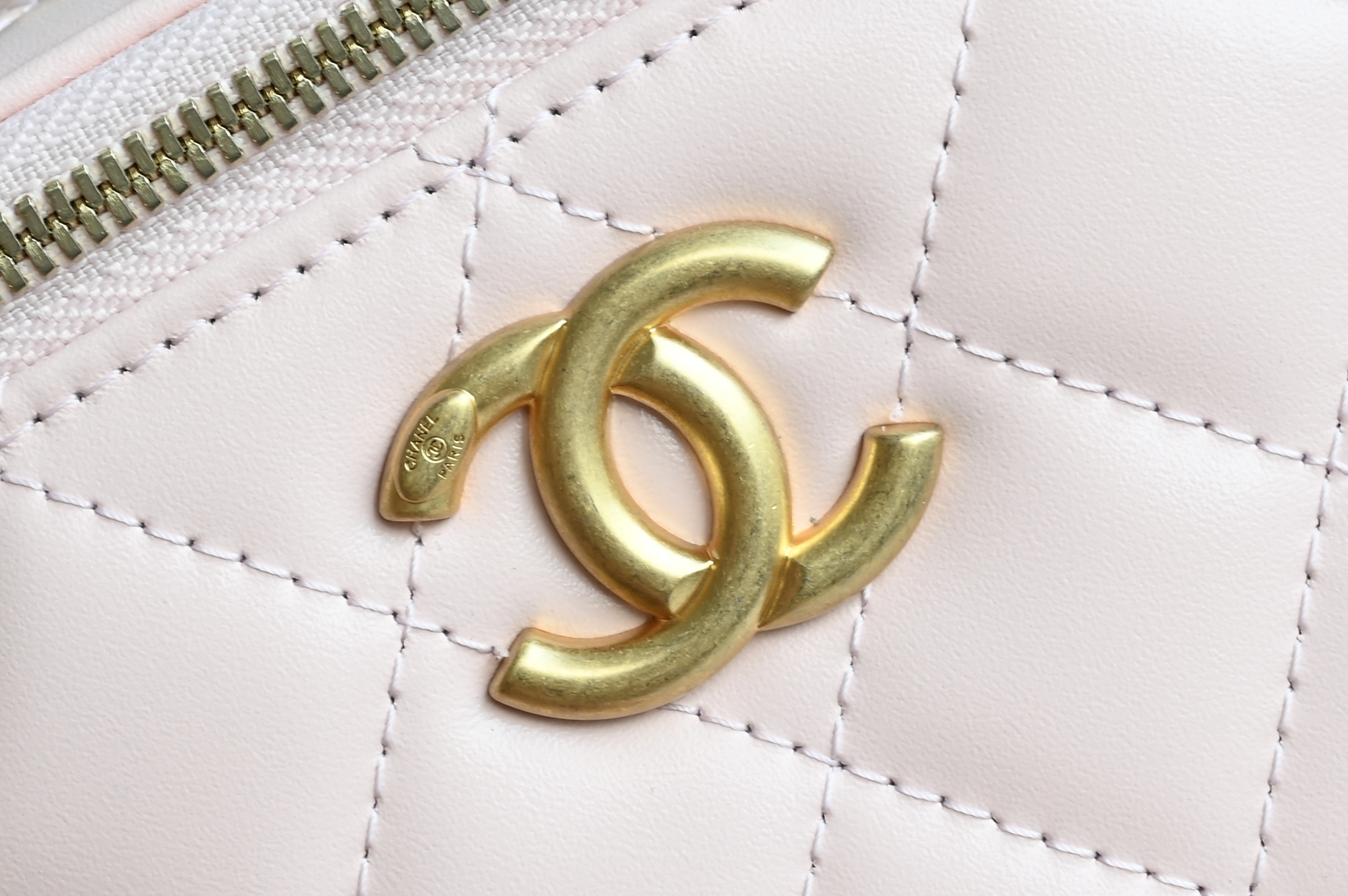 Chanel 25s Pink Brand New Small Gold Ball Double Chain Cosmetic Bag - 이미지 6