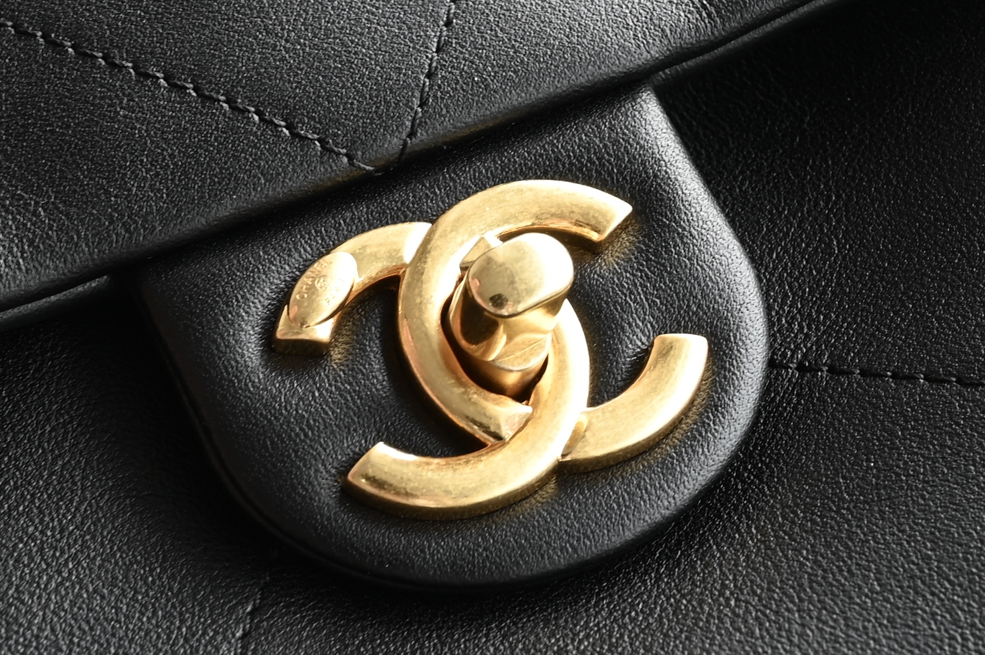 Large gold chain hobo bag, black, medium size - 画像 (6)