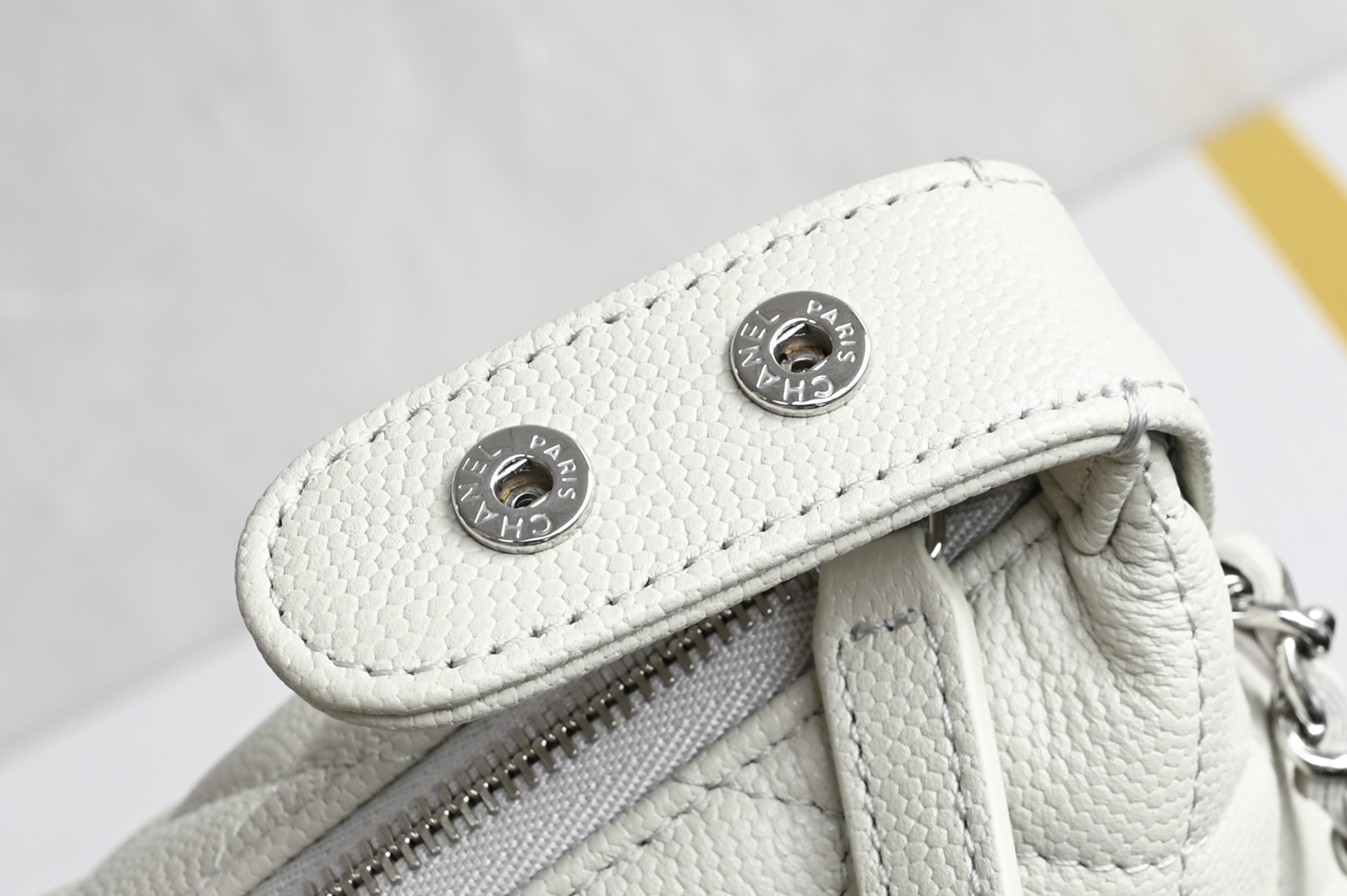 Star-embossed Hobo lunchbox bag - Image 7