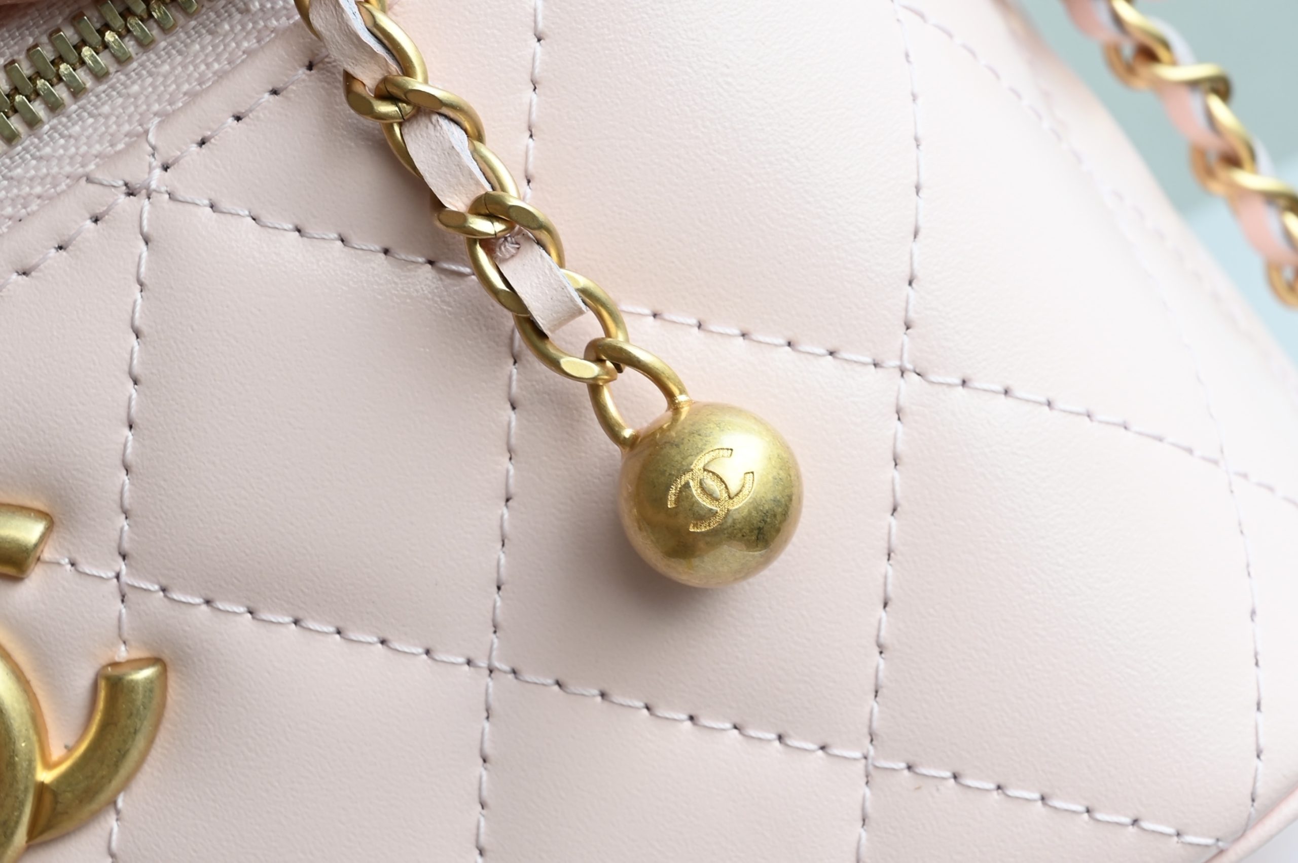 Chanel 25s Pink Brand New Small Gold Ball Double Chain Cosmetic Bag - 이미지 7