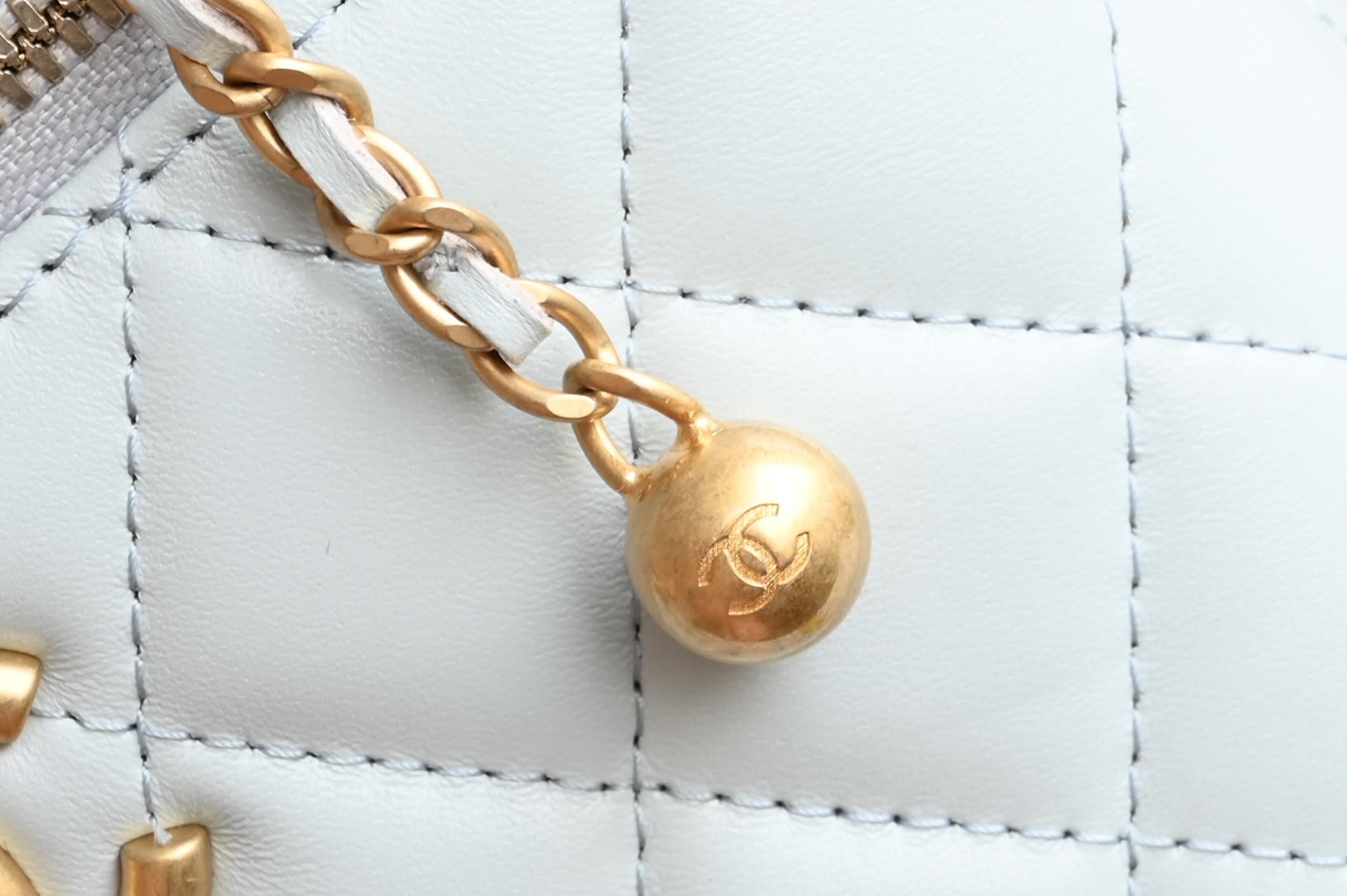 Brand new version of the small gold ball double chain cosmetic bag - Image 8
