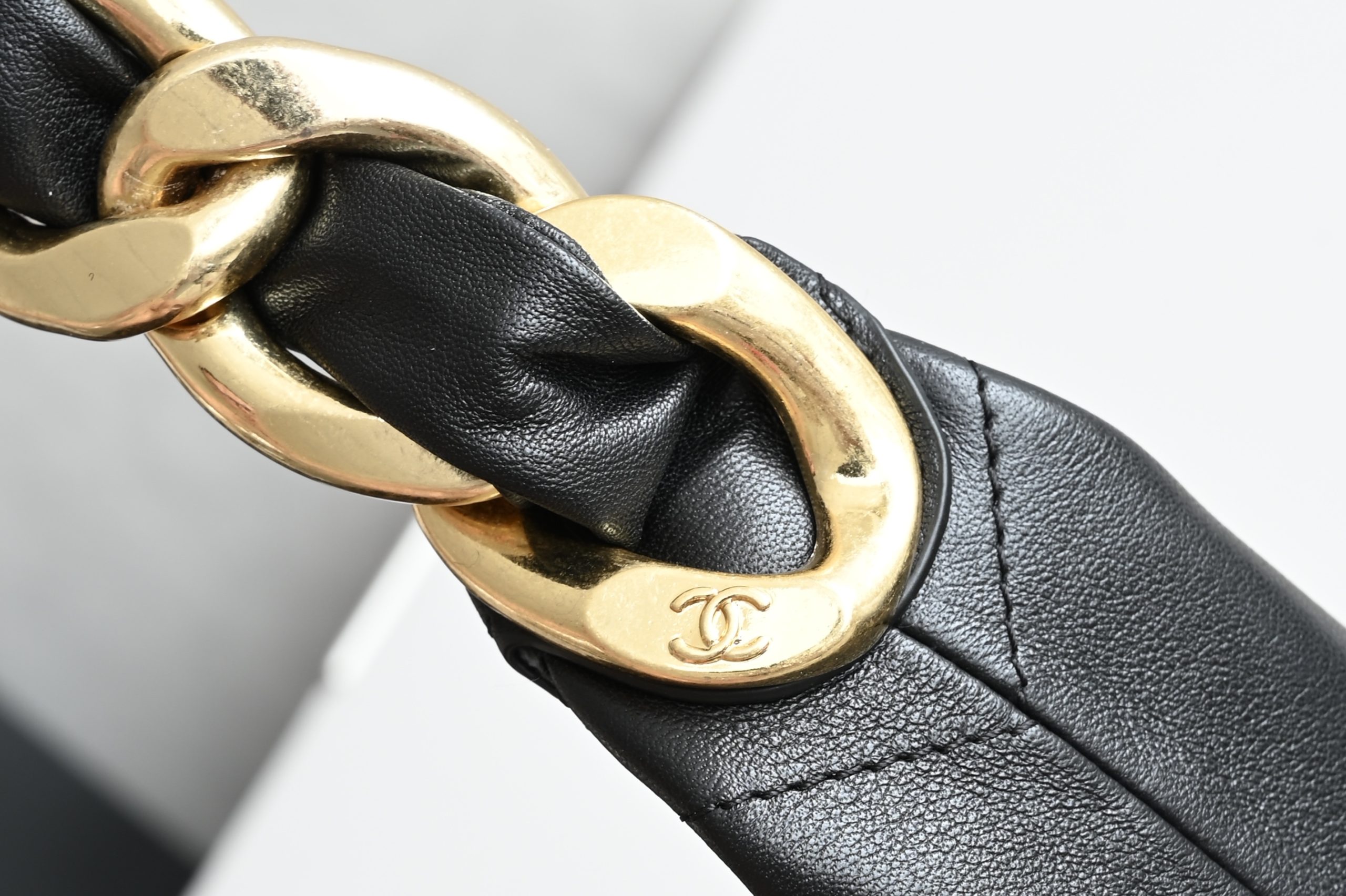 Large Gold Chain Underarm Hobo Bag in Black - 图片 7