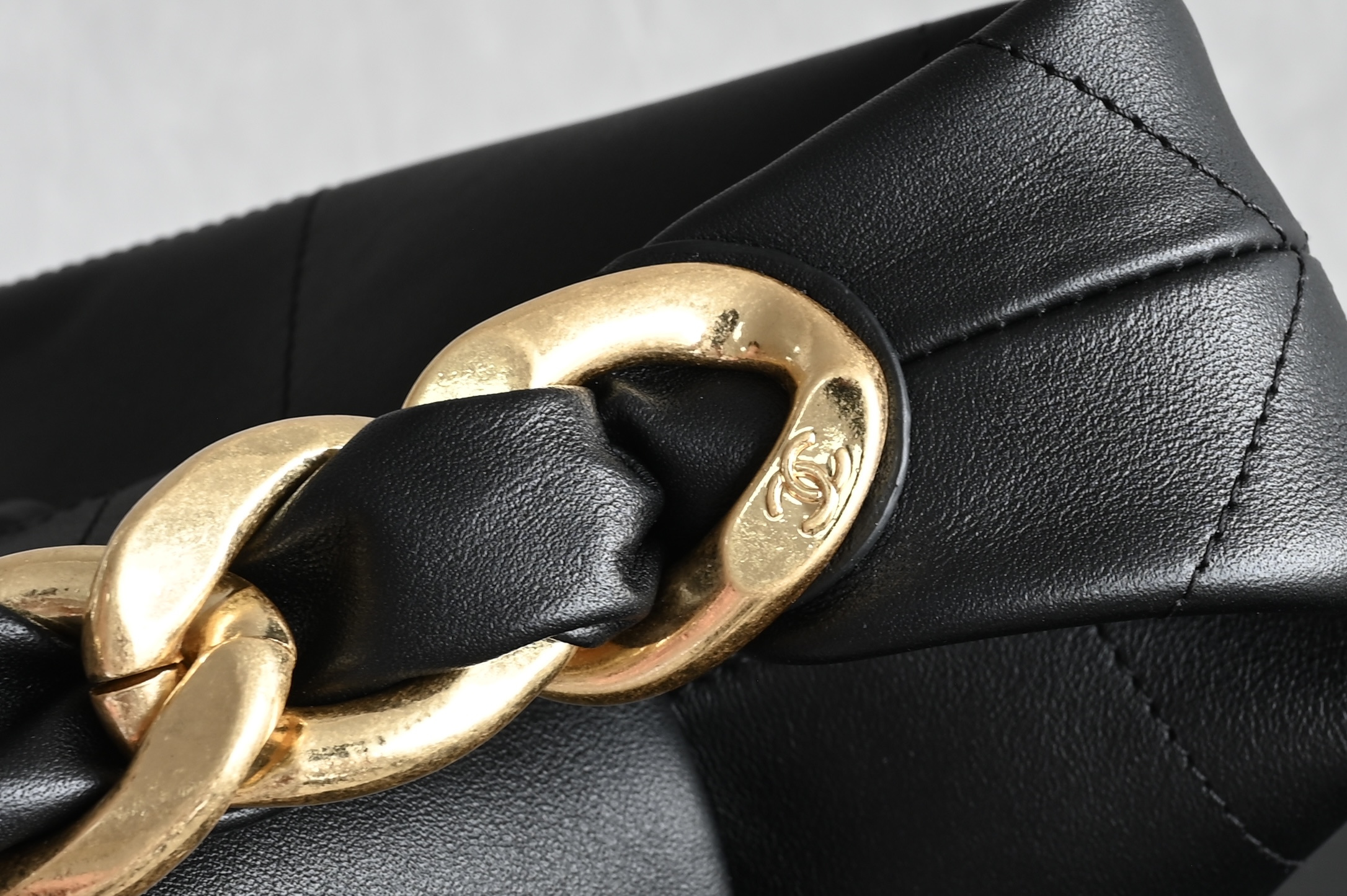 Large gold chain hobo bag, black, medium size - 画像 (7)