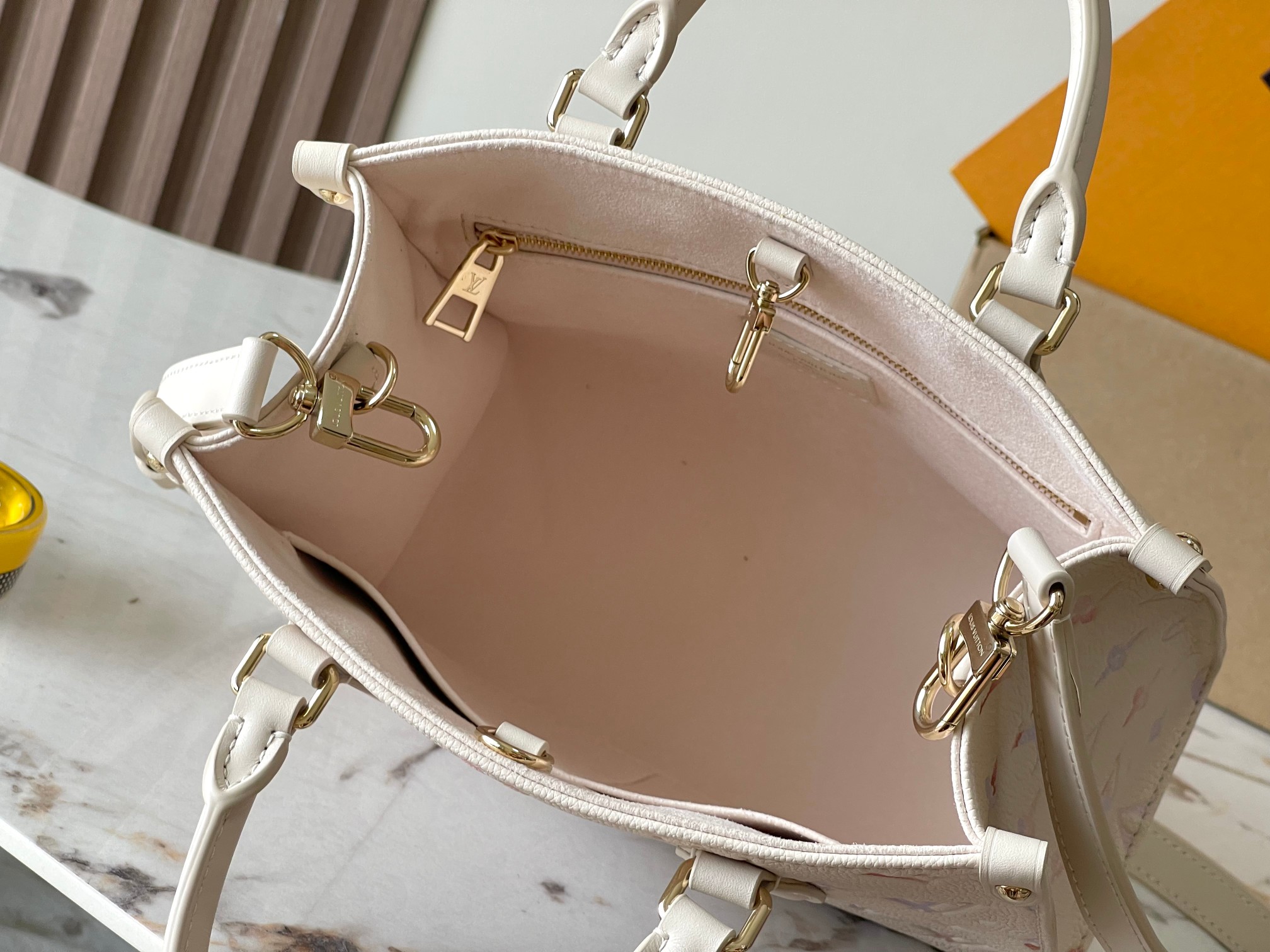 OnTheGo 小号手袋 M25770 - Image 8