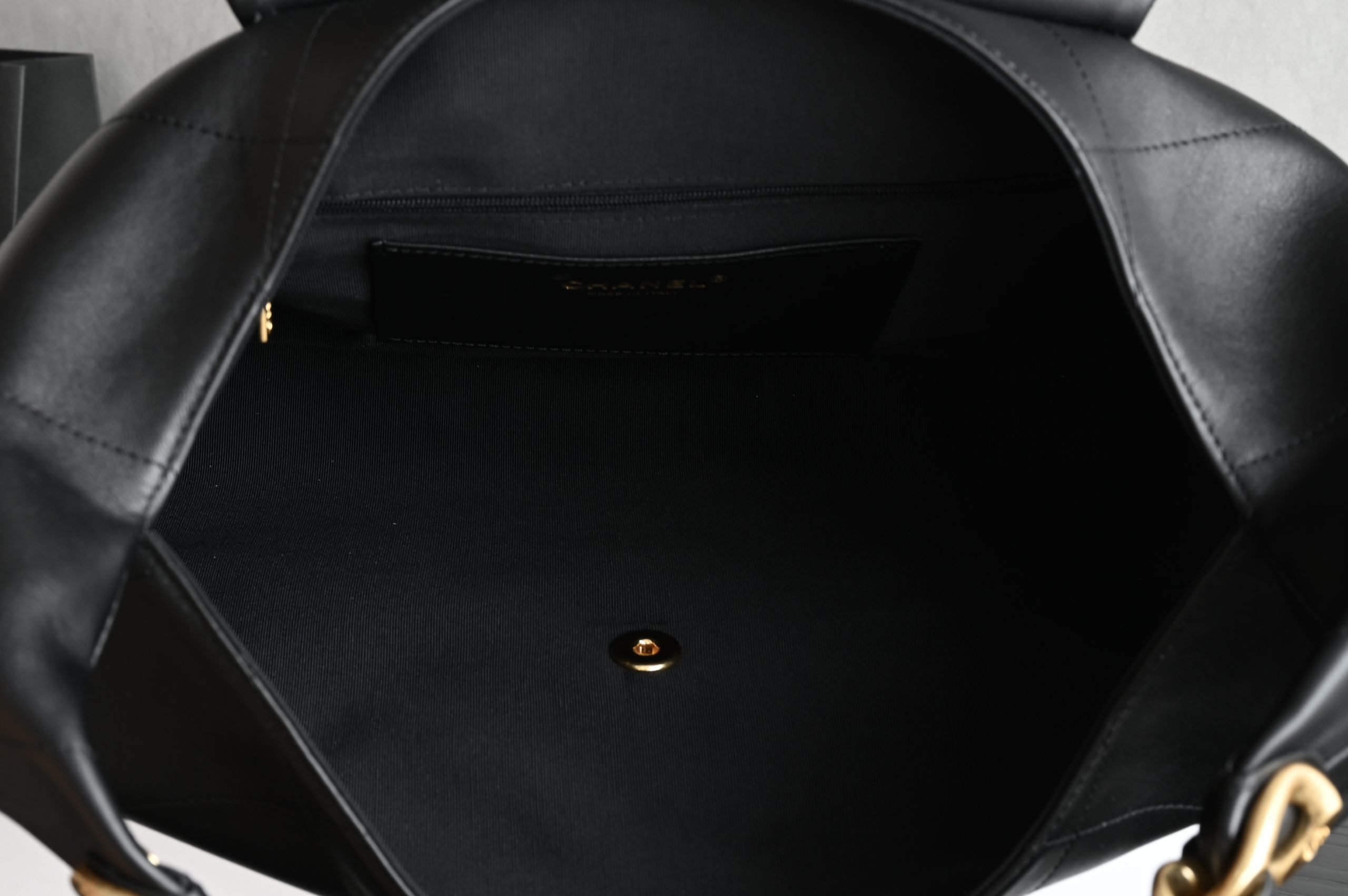 Large gold chain hobo bag, black, medium size - 画像 (8)