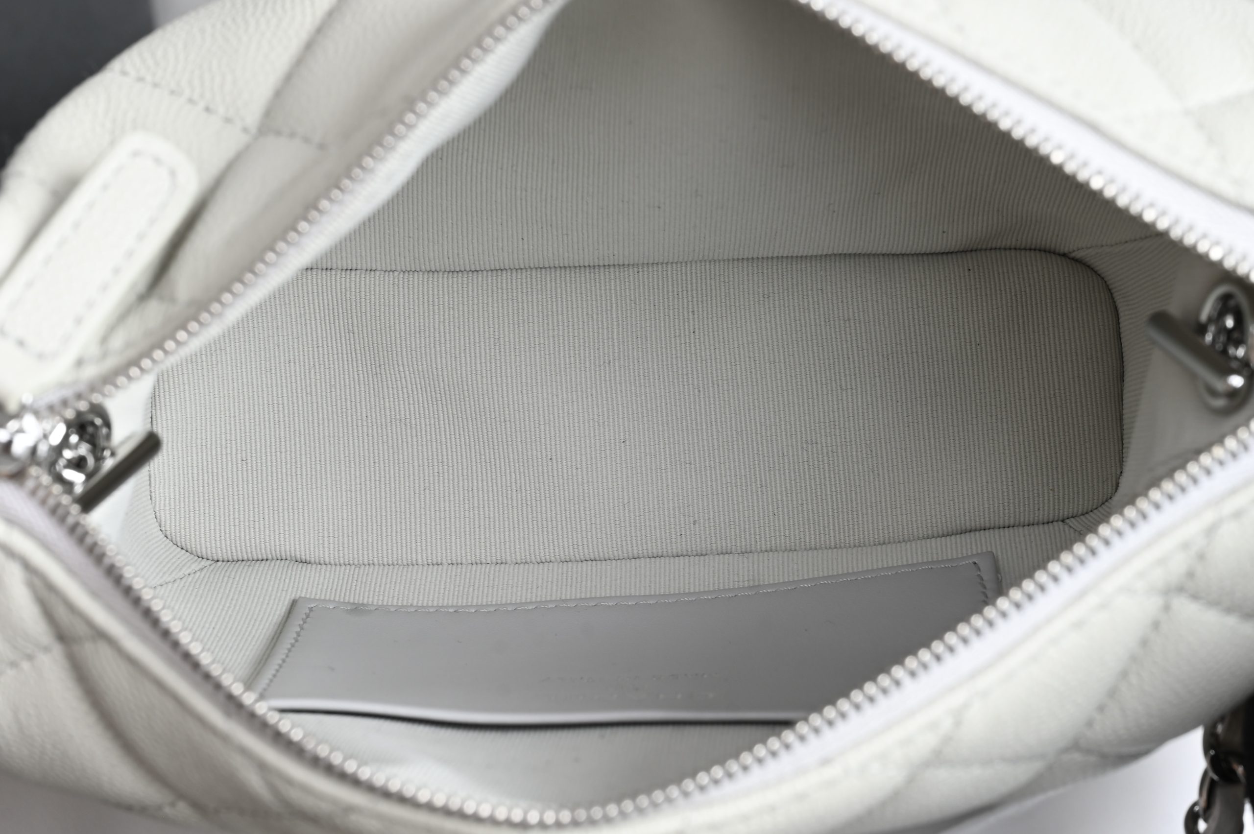 Star-embossed Hobo lunchbox bag - Image 9